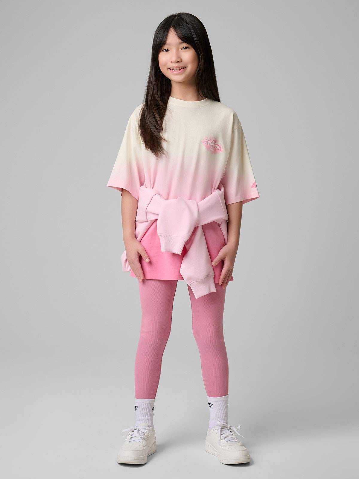 4F T-shirt loose z nadrukiem dziewczęcy - różowy 128 (7-8 lat)