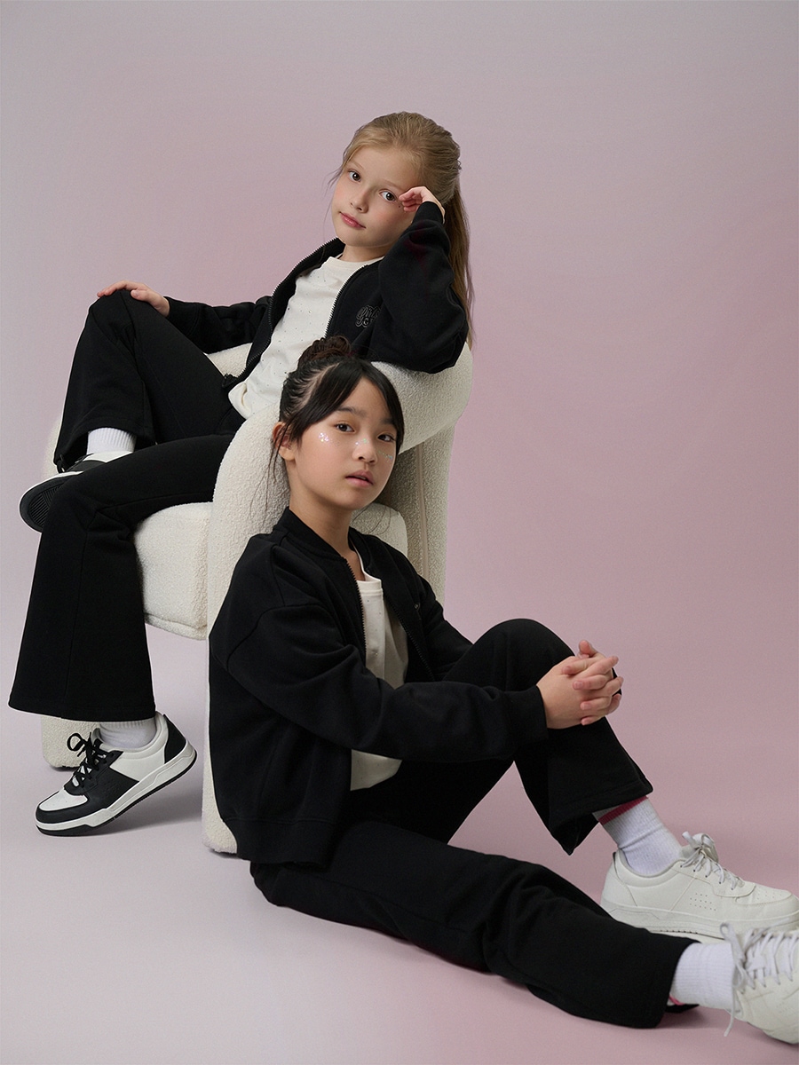 4F Spodnie dresowe z rozszerzanymi nogawkami damskie - czarny 128 (7-8 lat)