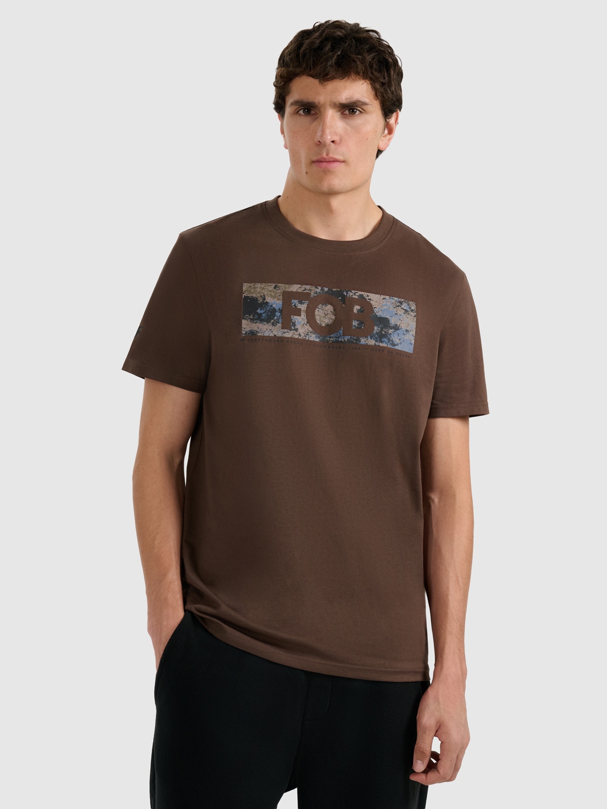 4F T-shirt regular z nadrukiem męski - brązowy XL