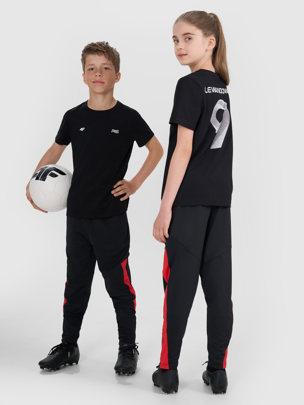 4F T-shirt regular z nadrukiem dziecięcy 4F JUNIOR x Robert Lewandowski - czarny 158 (12-13 lat)