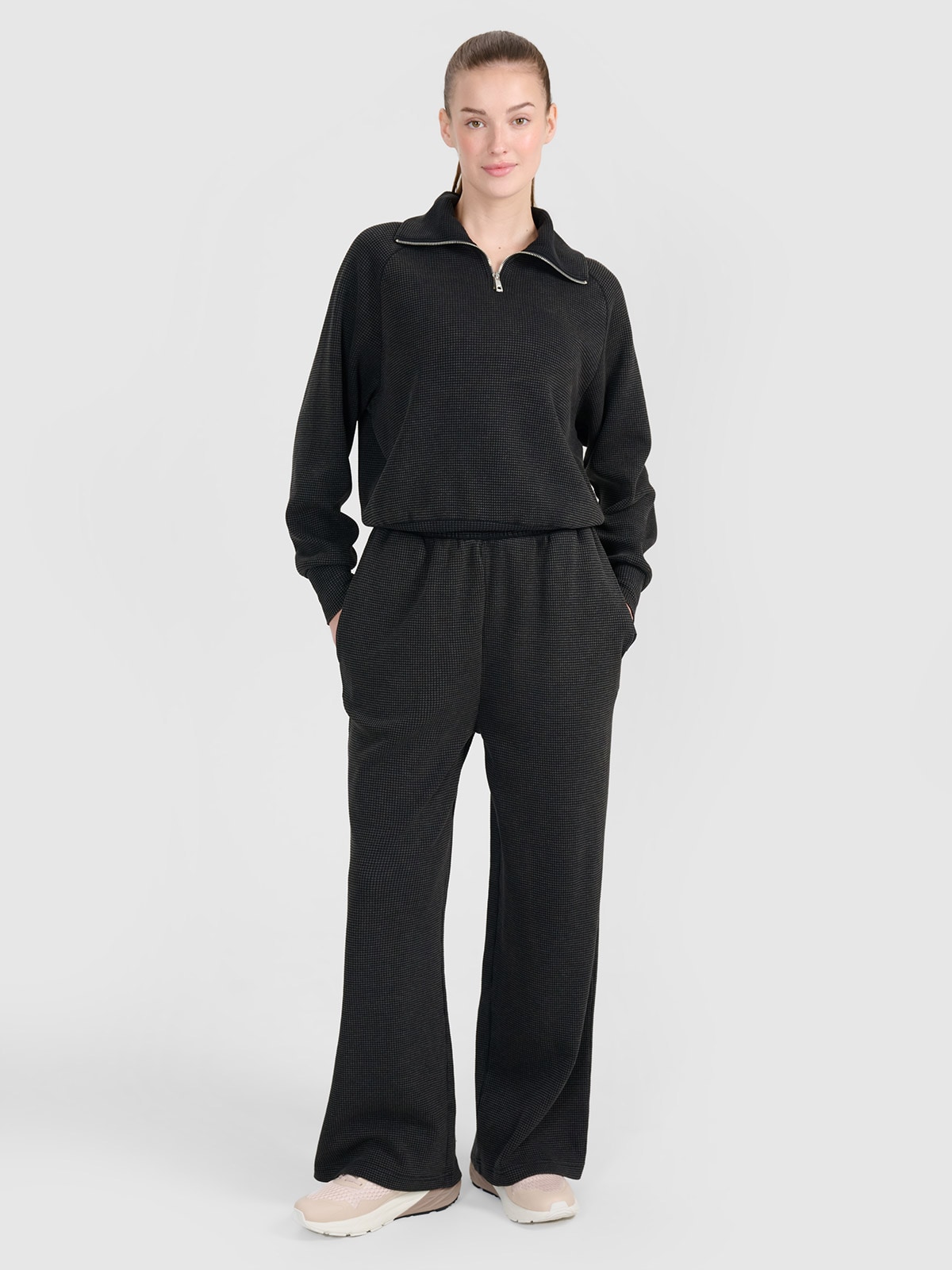 4F Spodnie oversize z szerokimi nogawkami damskie - czarne XL