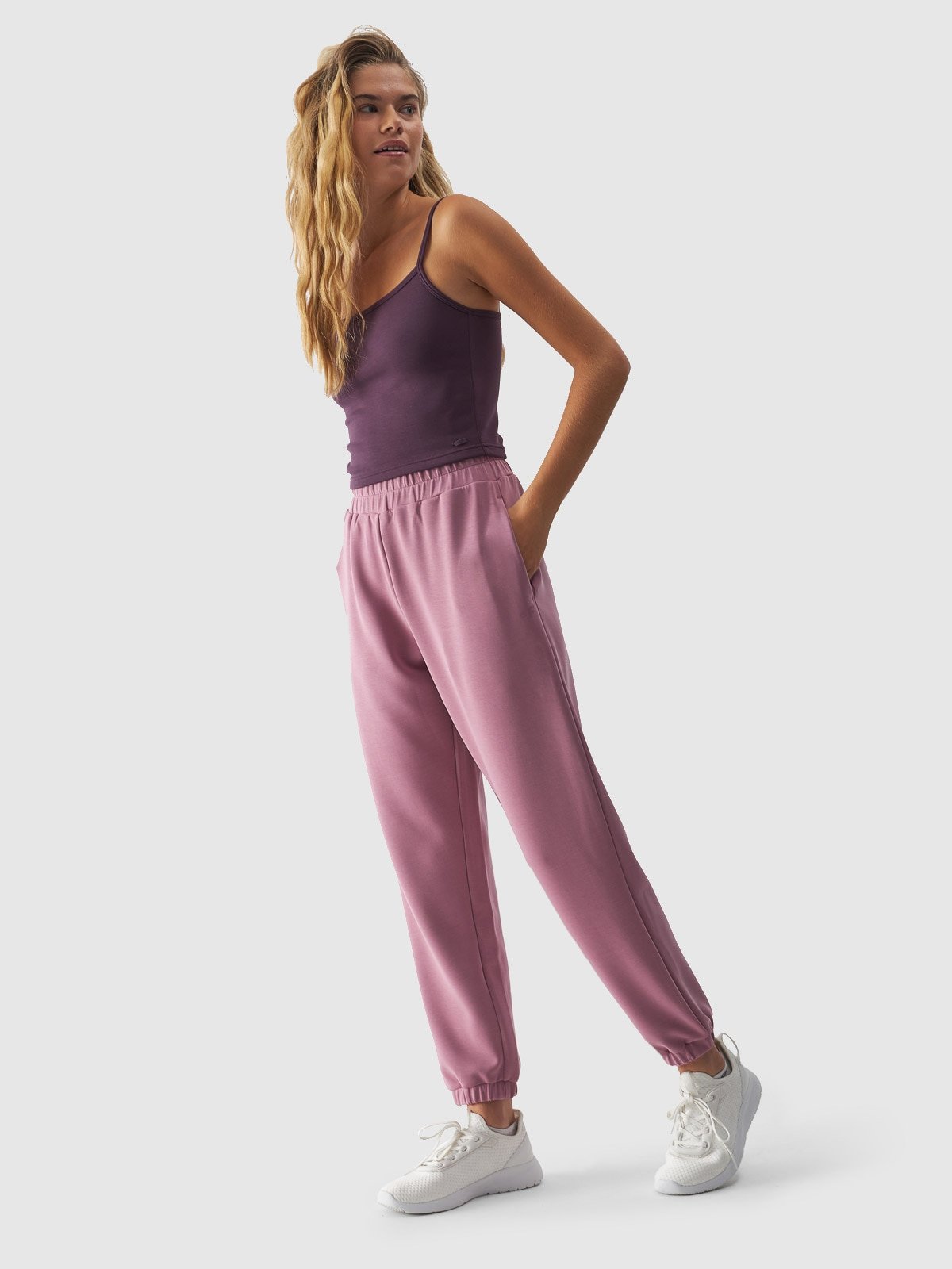 4F Spodnie dresowe z modalem damskie - różowe XS