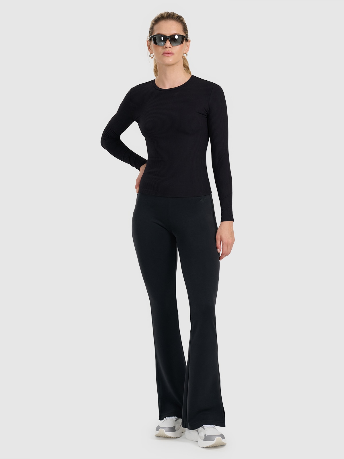 4F Legginsy z rozszerzanymi nogawkami damskie - czarne XS