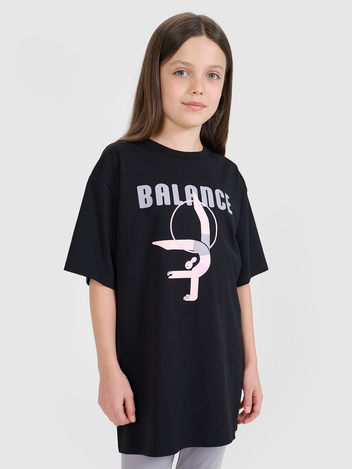 4F T-shirt oversize z nadrukiem dziewczęcy - czarny 134 (8-9 lat)