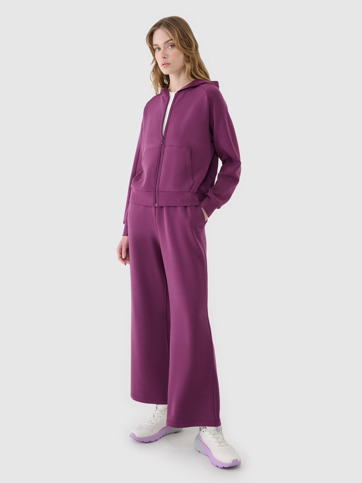 4F Spodnie dresowe z modalem z szerokimi nogawkami damskie - fioletowe S