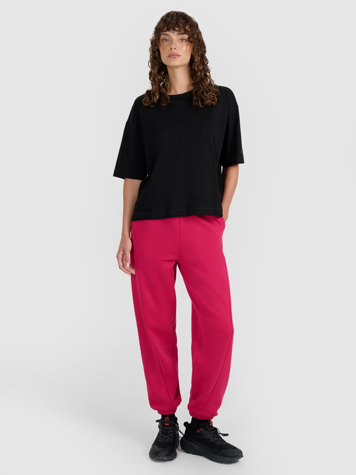 4F Spodnie dresowe joggery damskie - różowe L