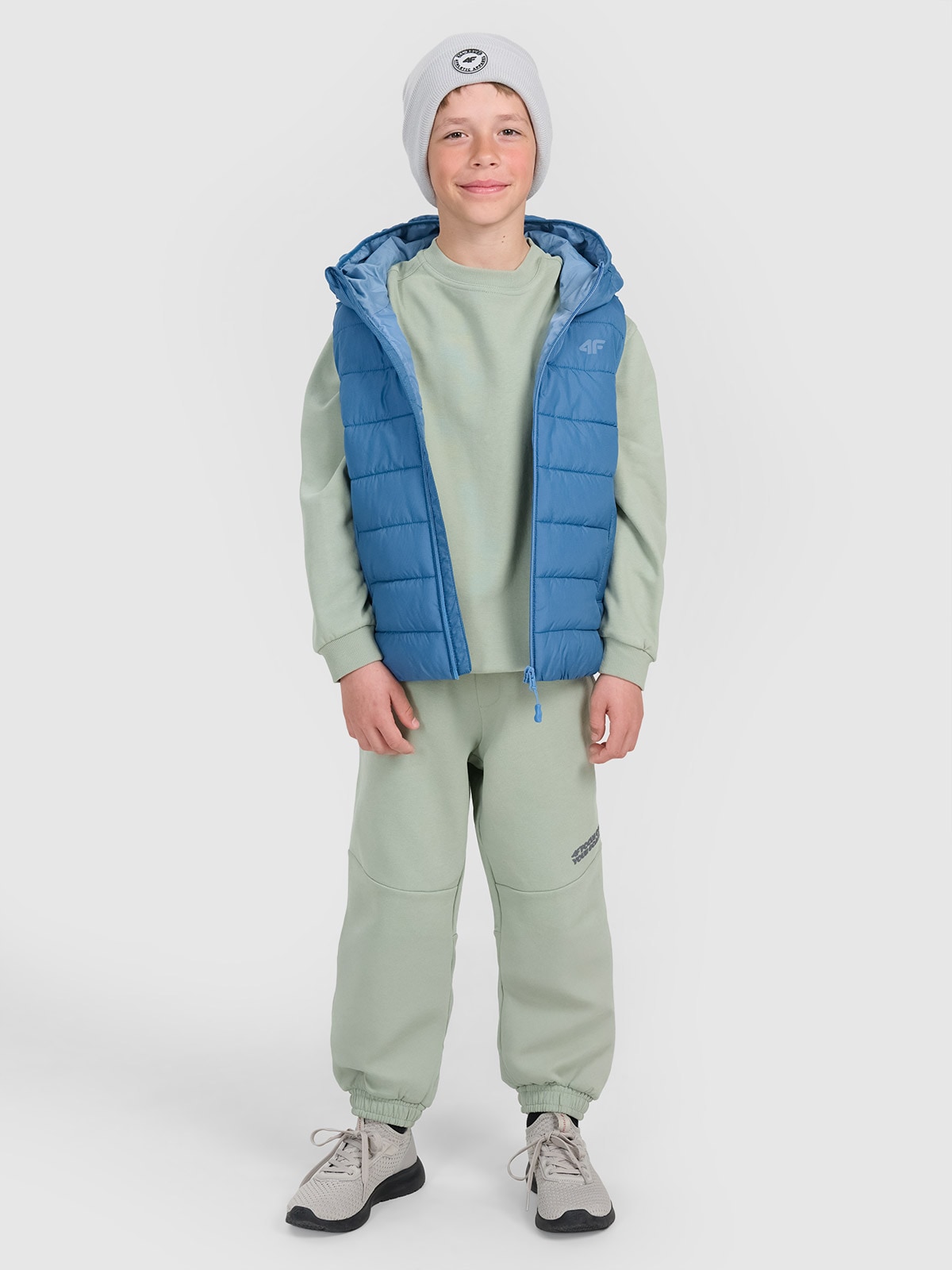 4F Spodnie dresowe joggery chłopięce - oliwkowe 134 (8-9 lat)