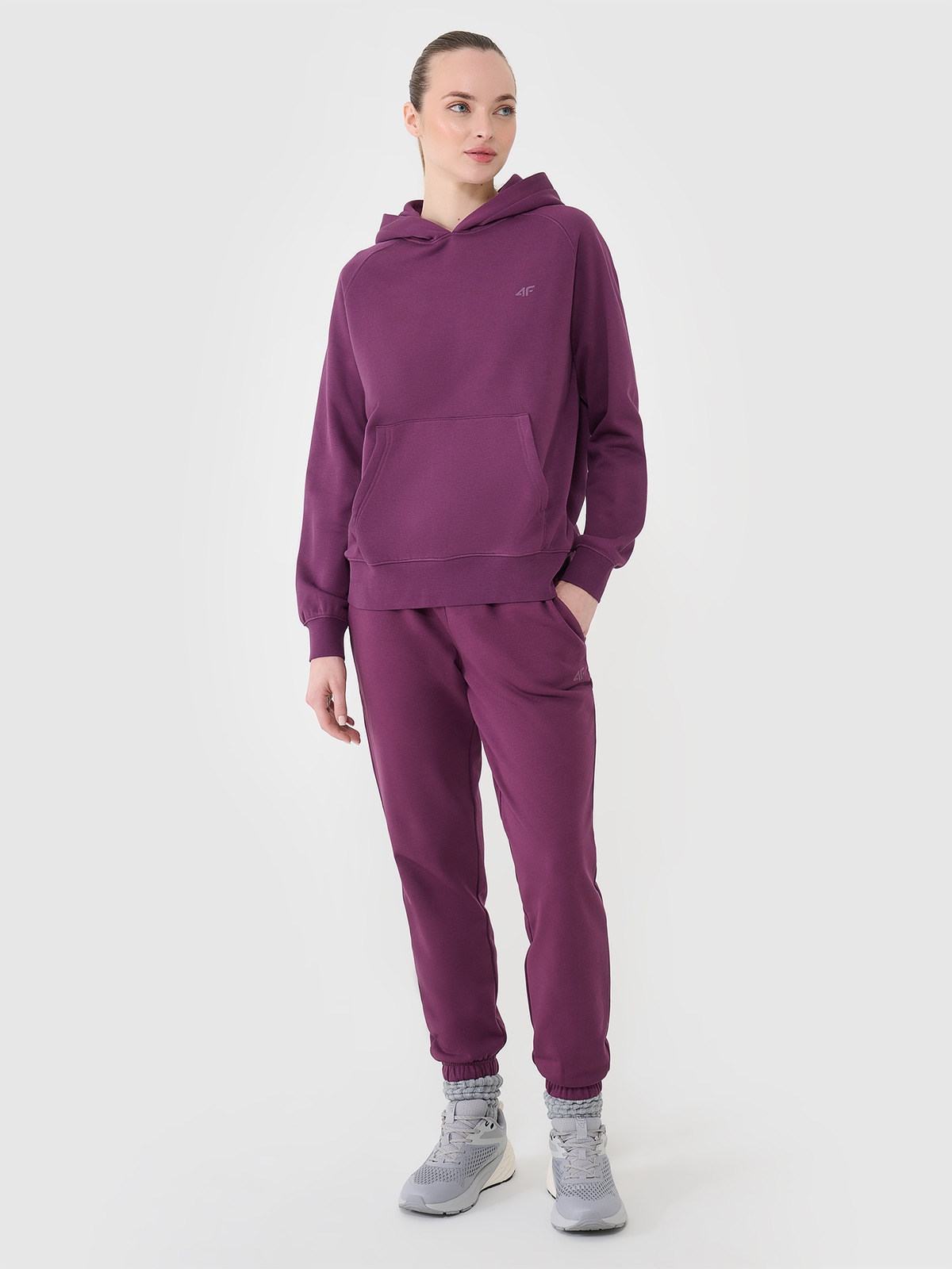 4F Spodnie dresowe joggery damskie - fioletowe XS