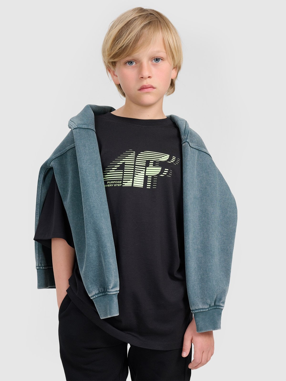 4F T-shirt oversize z nadrukiem chłopięcy - czarny 134 (8-9 lat)