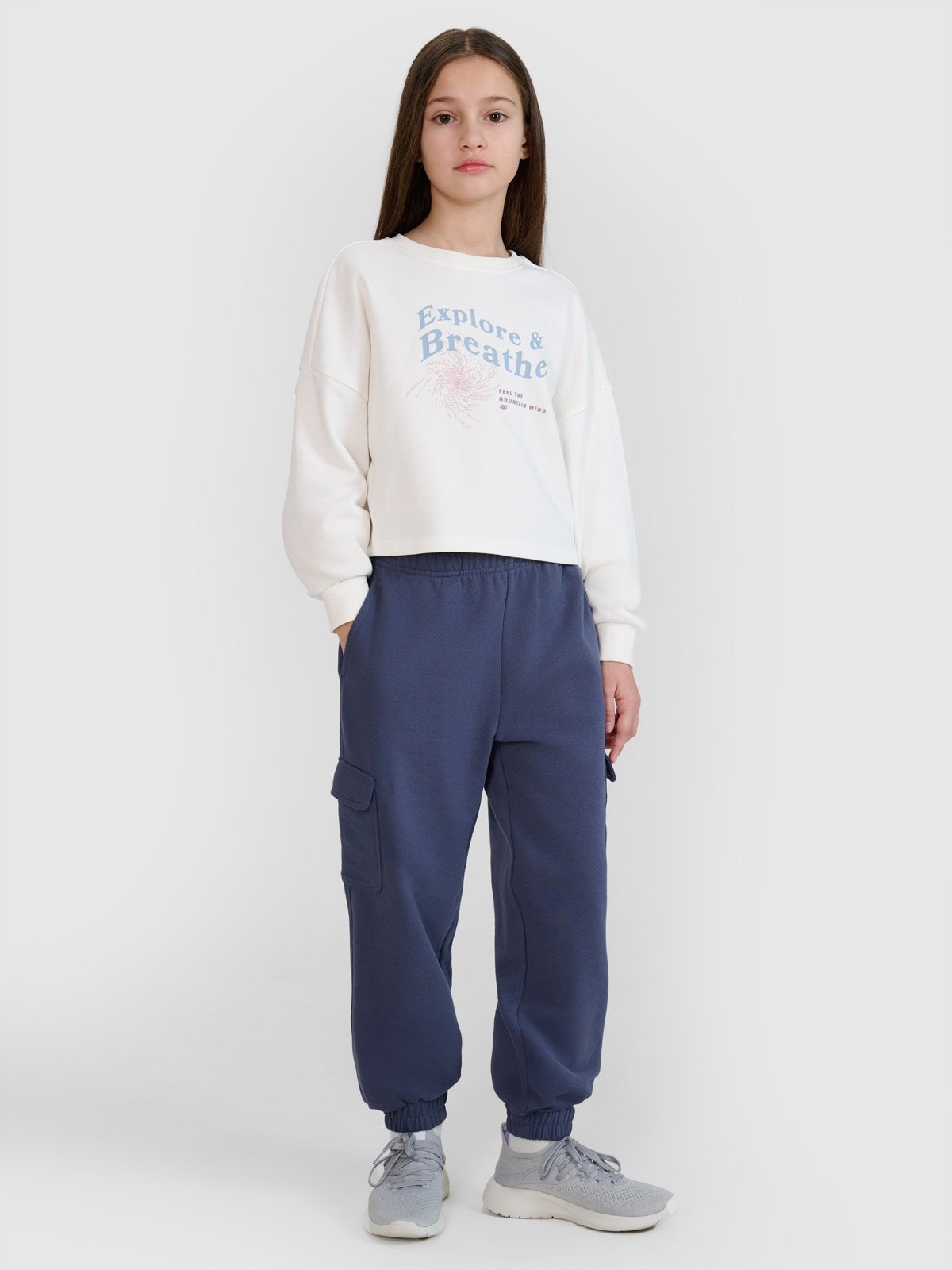 4F Spodnie dresowe joggery dziewczęce - szare 140 (9-10 lat)