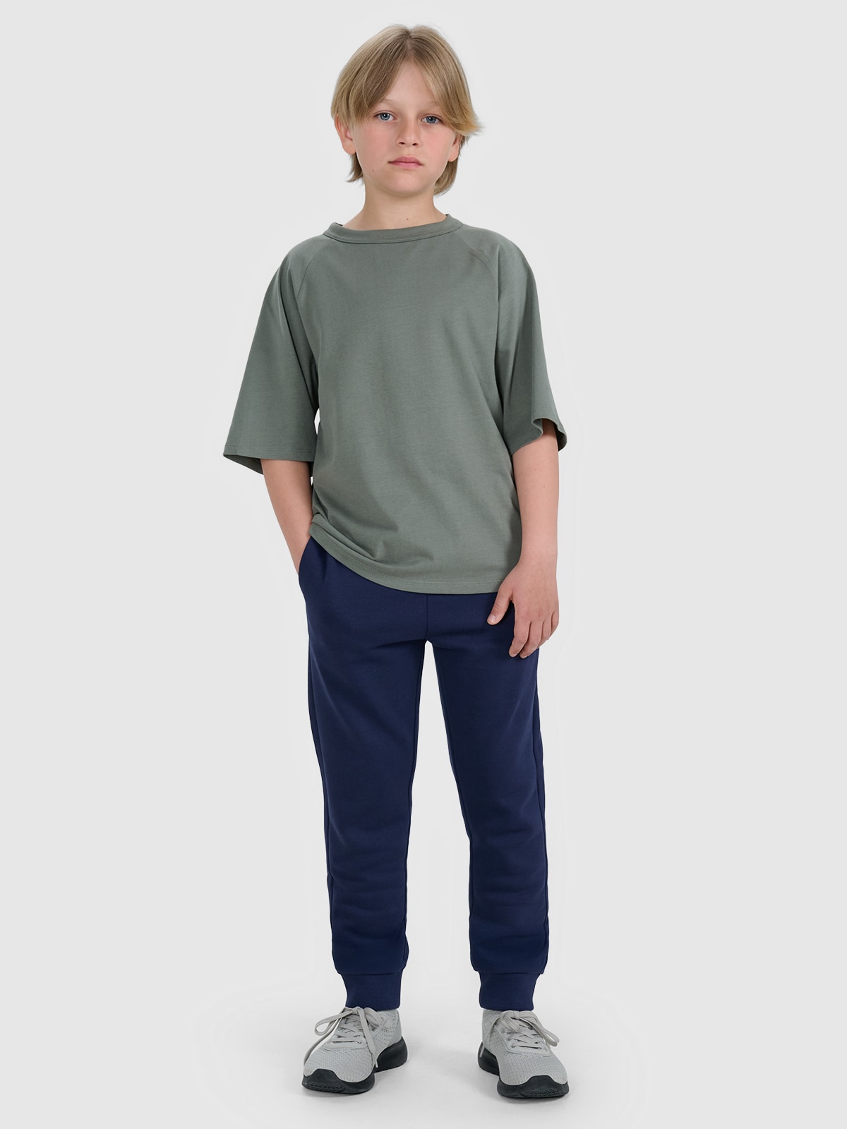 4F Spodnie dresowe joggery chłopięce - granatowe 134 (8-9 lat)