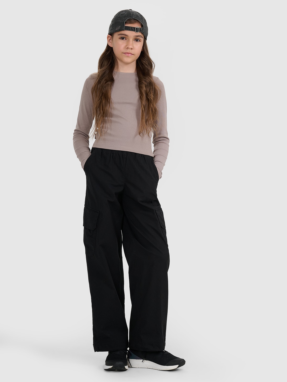 4F Spodnie casual cargo dziewczęce - czarne 122 (6-7 lat)