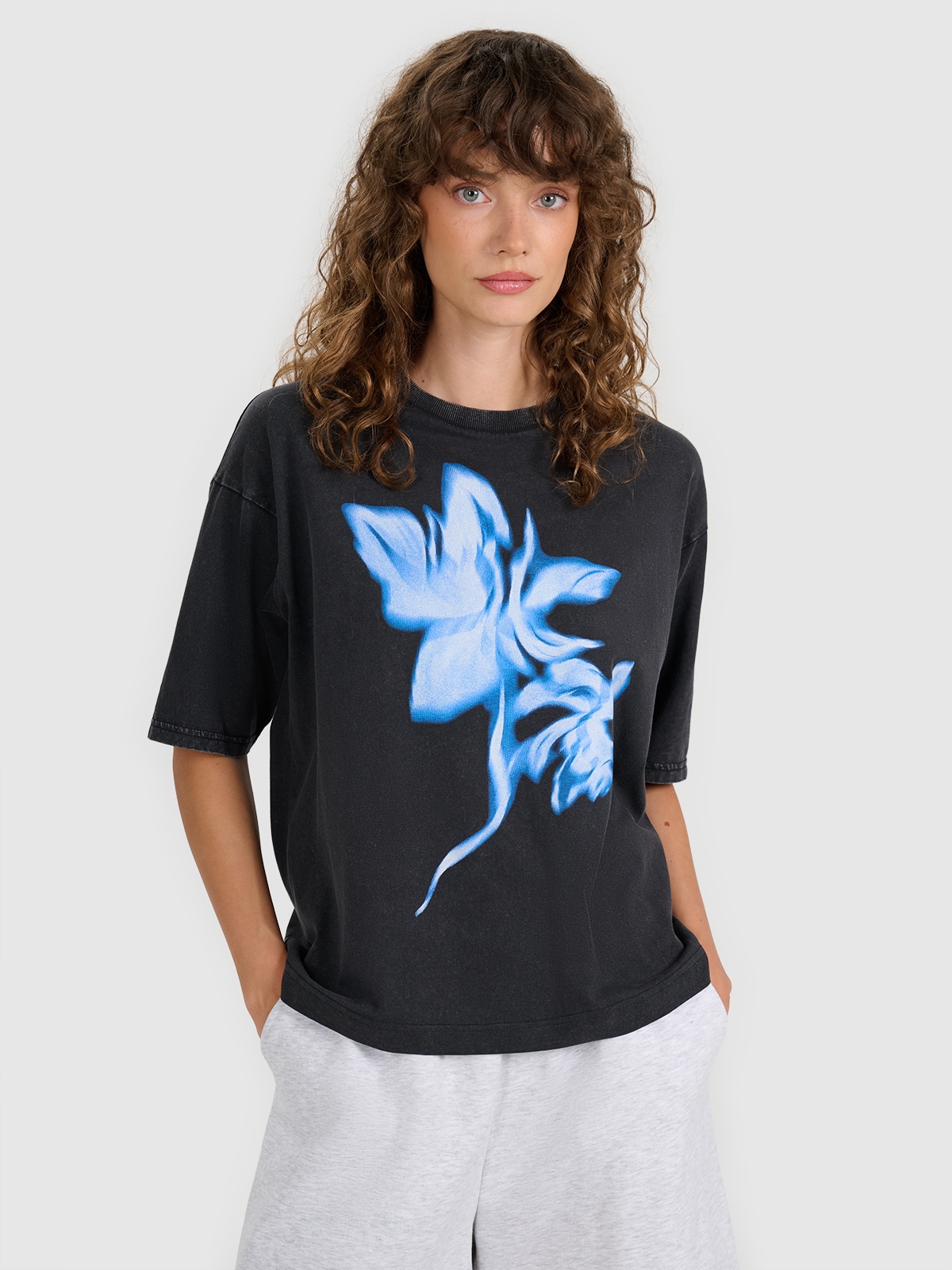 4F T-shirt oversize z nadrukiem damski - czarny XS