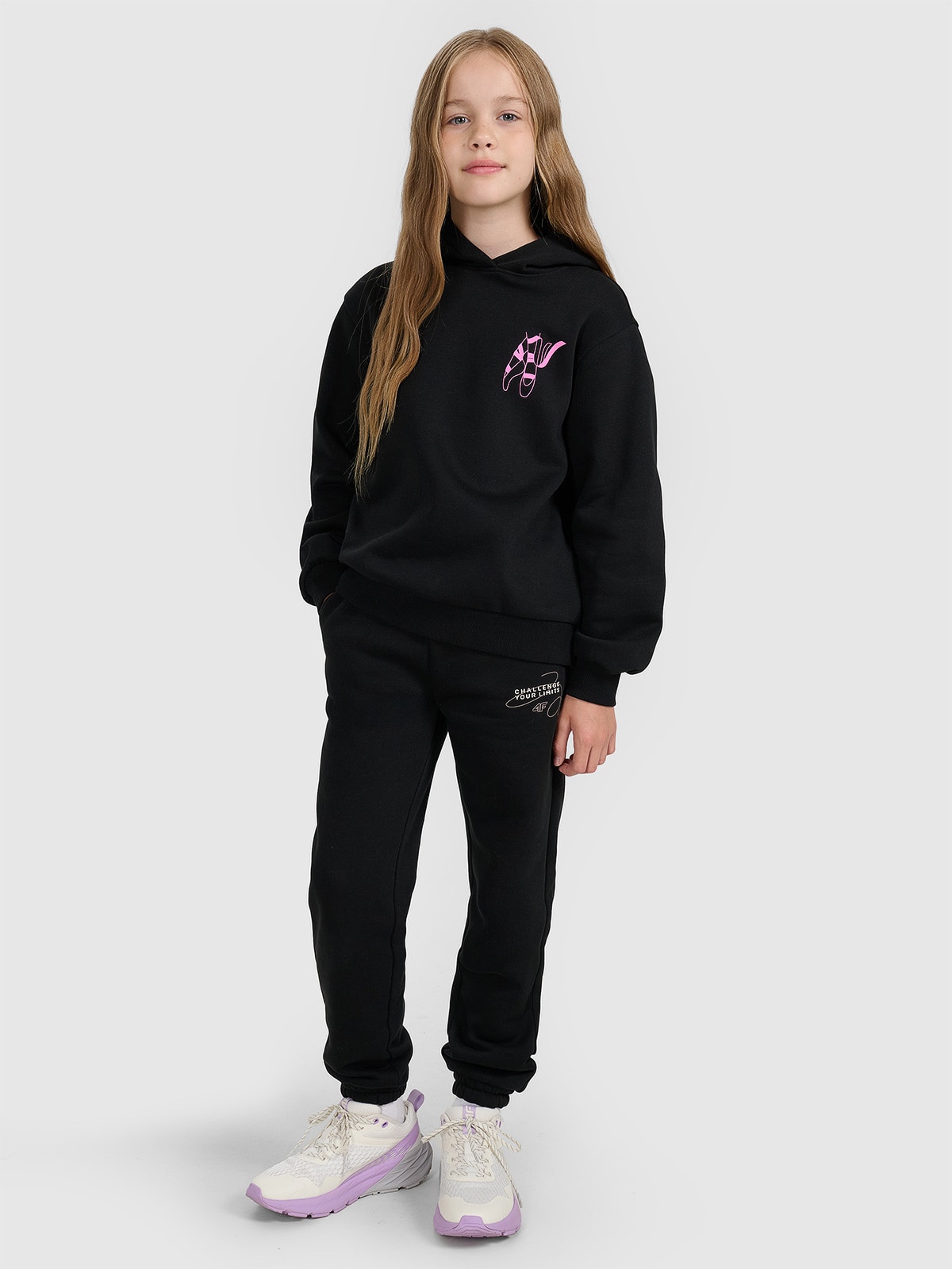 4F Spodnie dresowe joggery dziewczęce - czarne 146 (10-11 lat)