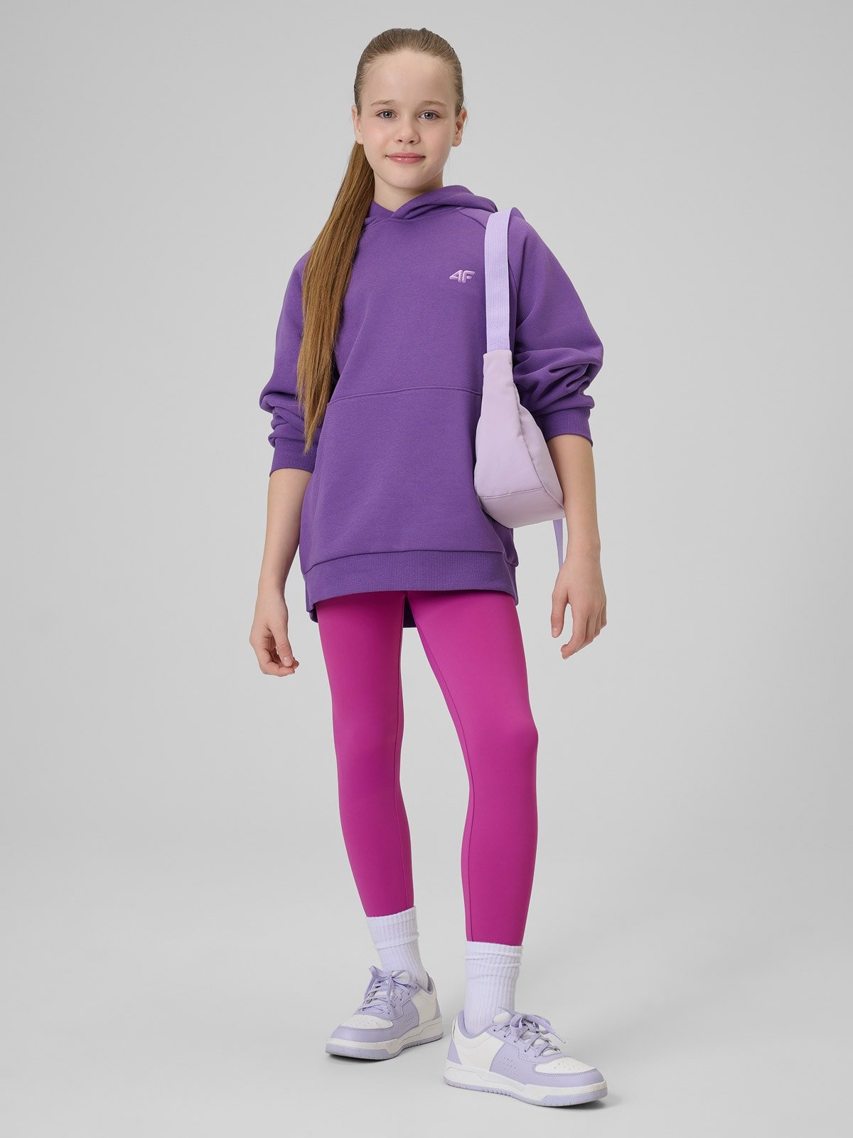 4F Bluza dresowa loose z kapturem dziewczęca - fioletowa 122/128 (6-8 lat)
