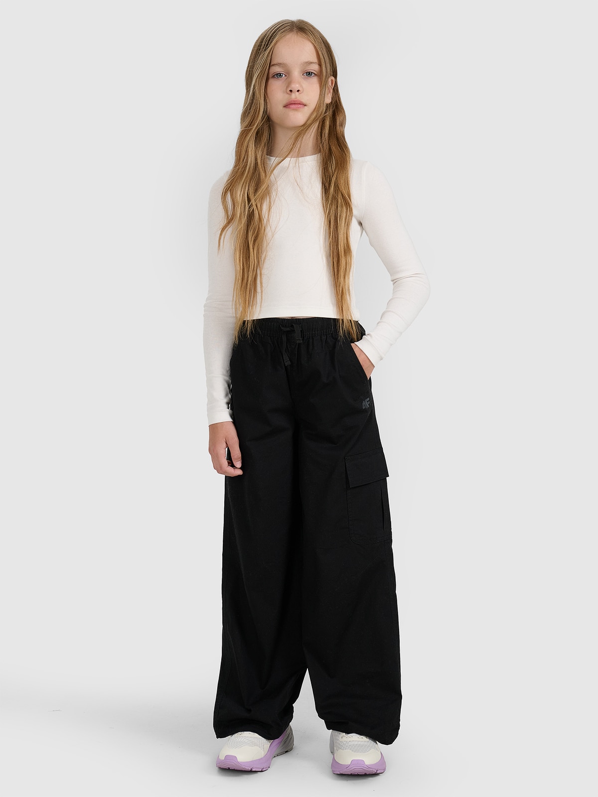 4F Spodnie casual cargo dziewczęce - czarne 134 (8-9 lat)
