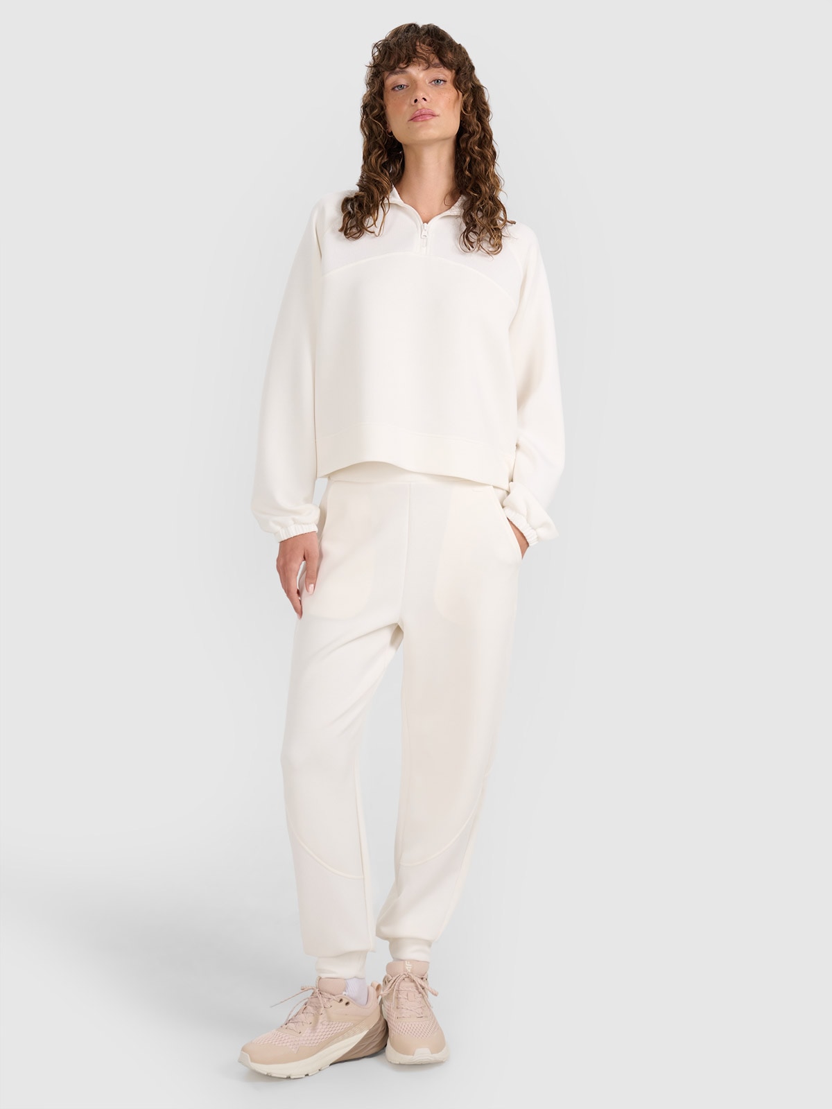 4F Spodnie dresowe joggery z modalem damskie - białe XL