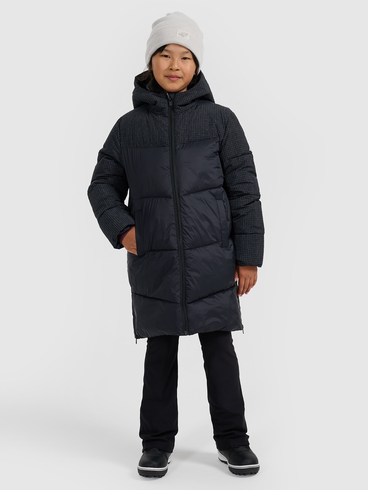 4F Płaszcz puchowy z wypełnieniem syntetycznym dziewczęcy - czarny 128 (7-8 lat)