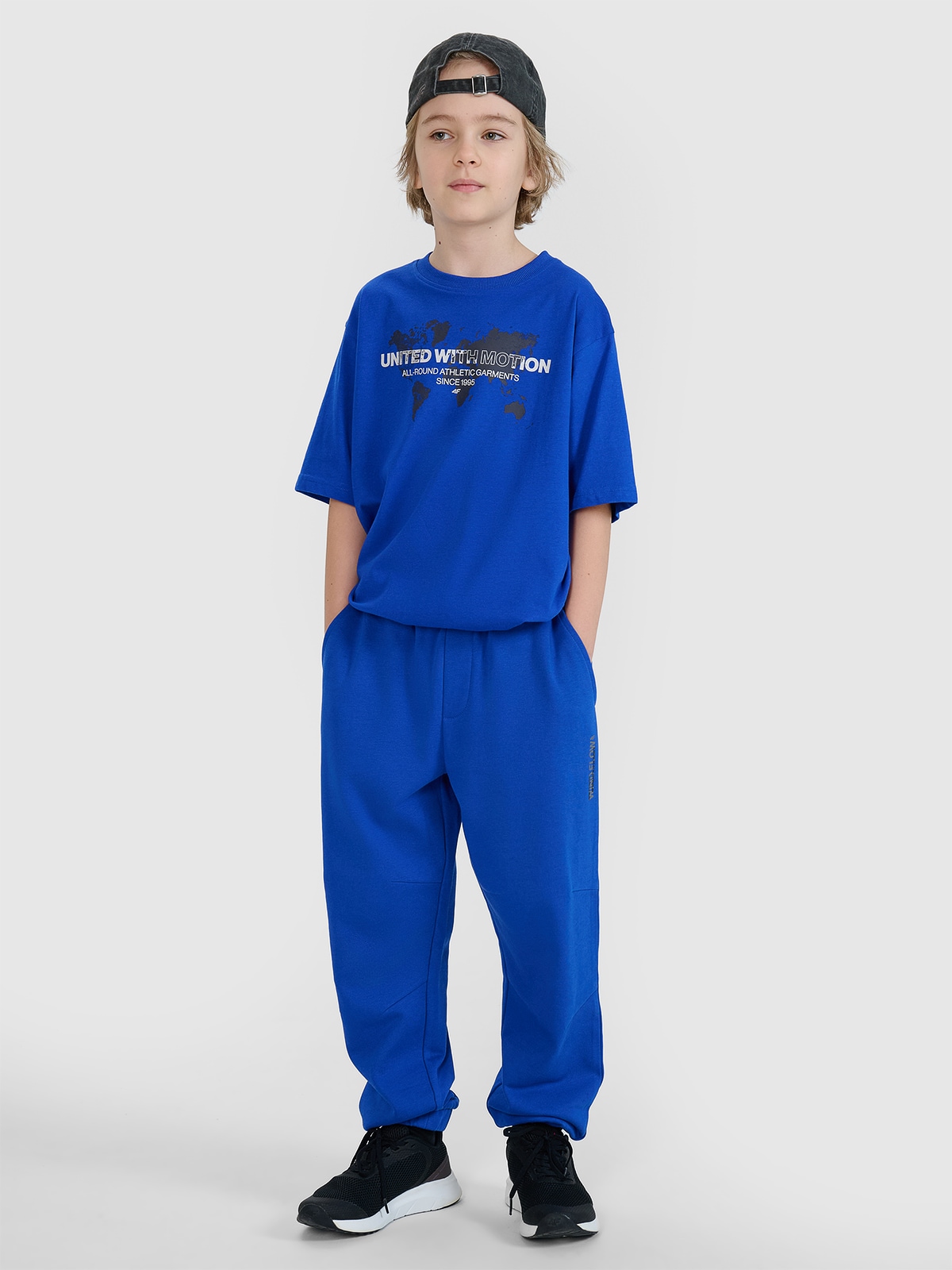 4F Spodnie dresowe joggery chłopięce - niebieskie 146 (10-11 lat)