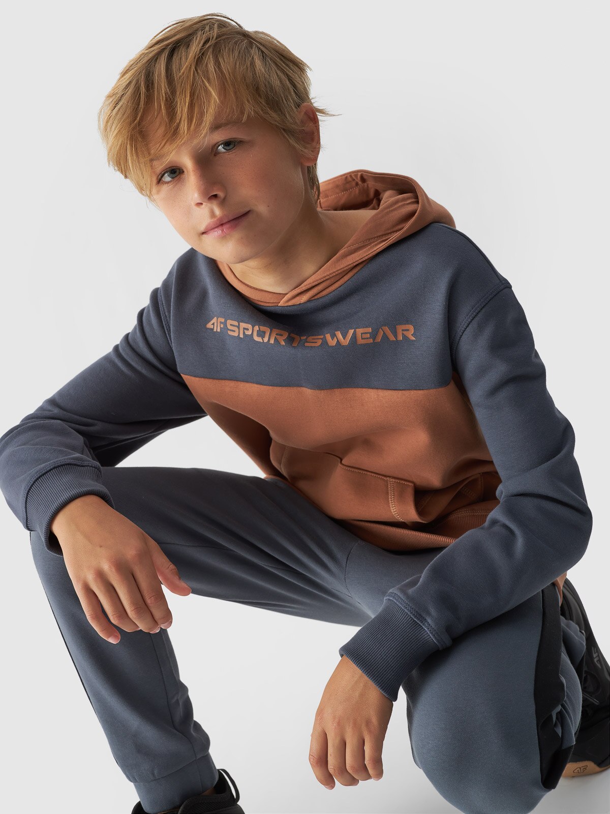 4F Bluza dresowa nierozpinana z kapturem chłopięca - beżowa 152 (11-12 lat)