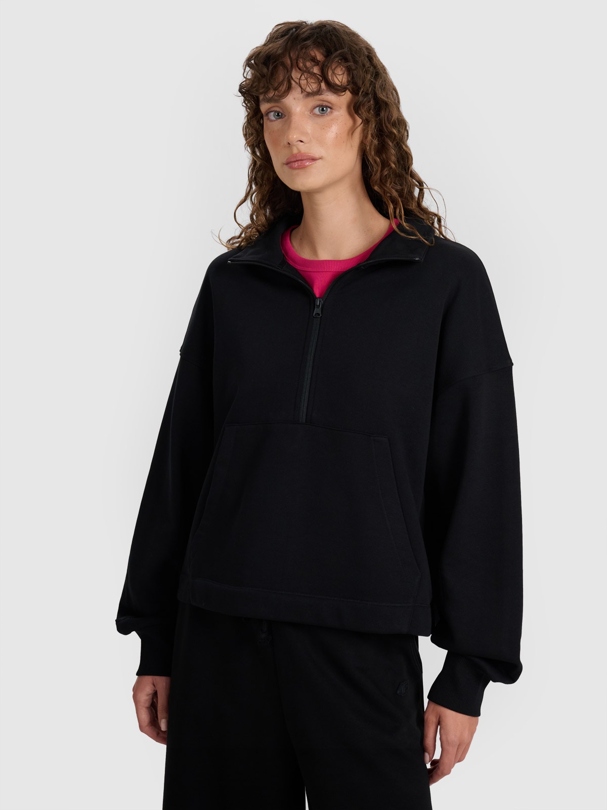 4F Bluza dresowa nierozpinana bez kaptura damska - czarna XS
