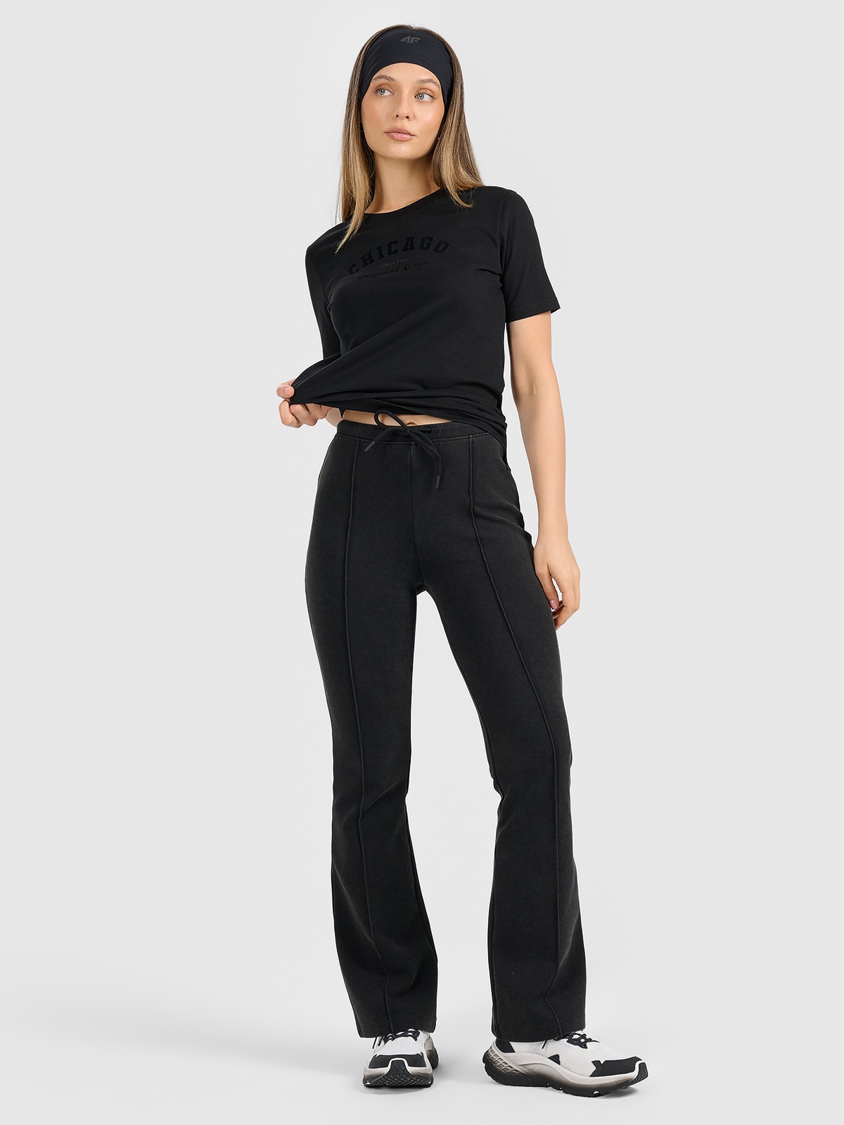 4F Spodnie dresowe z rozszerzanymi nogawkami damskie - czarne L