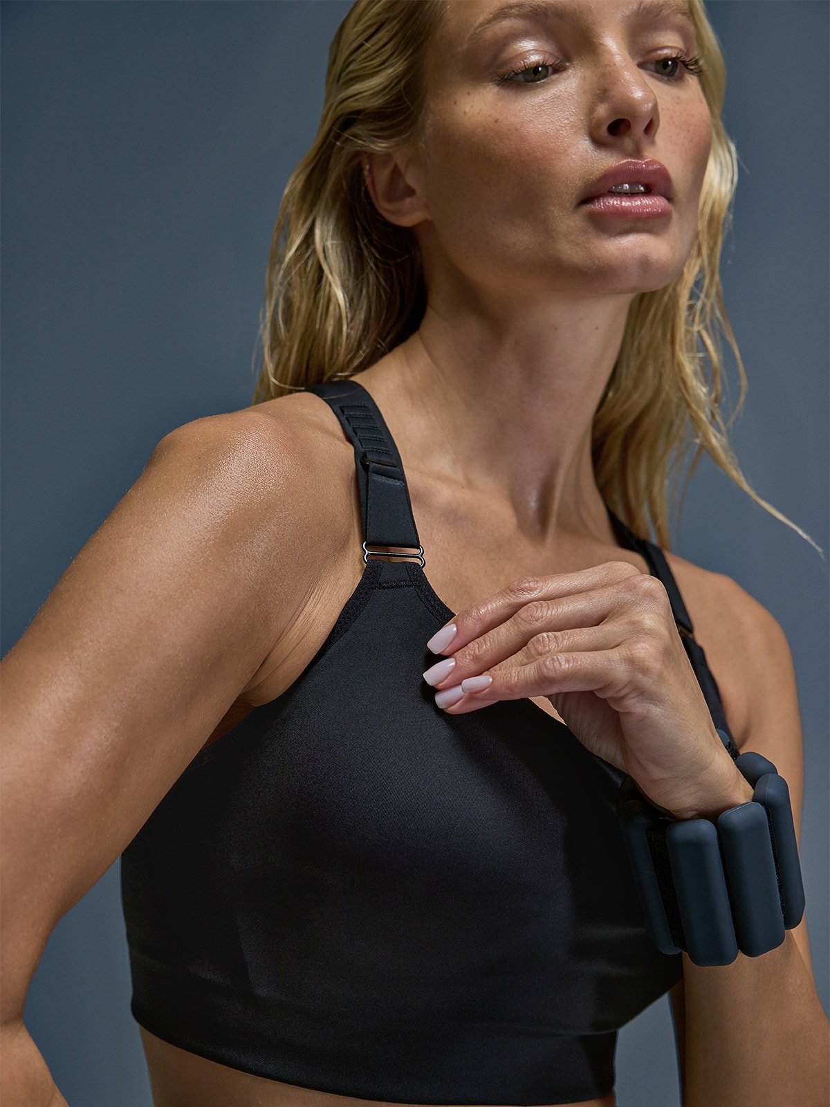 4F Biustonosz treningowy z wysokim wsparciem - czarny M