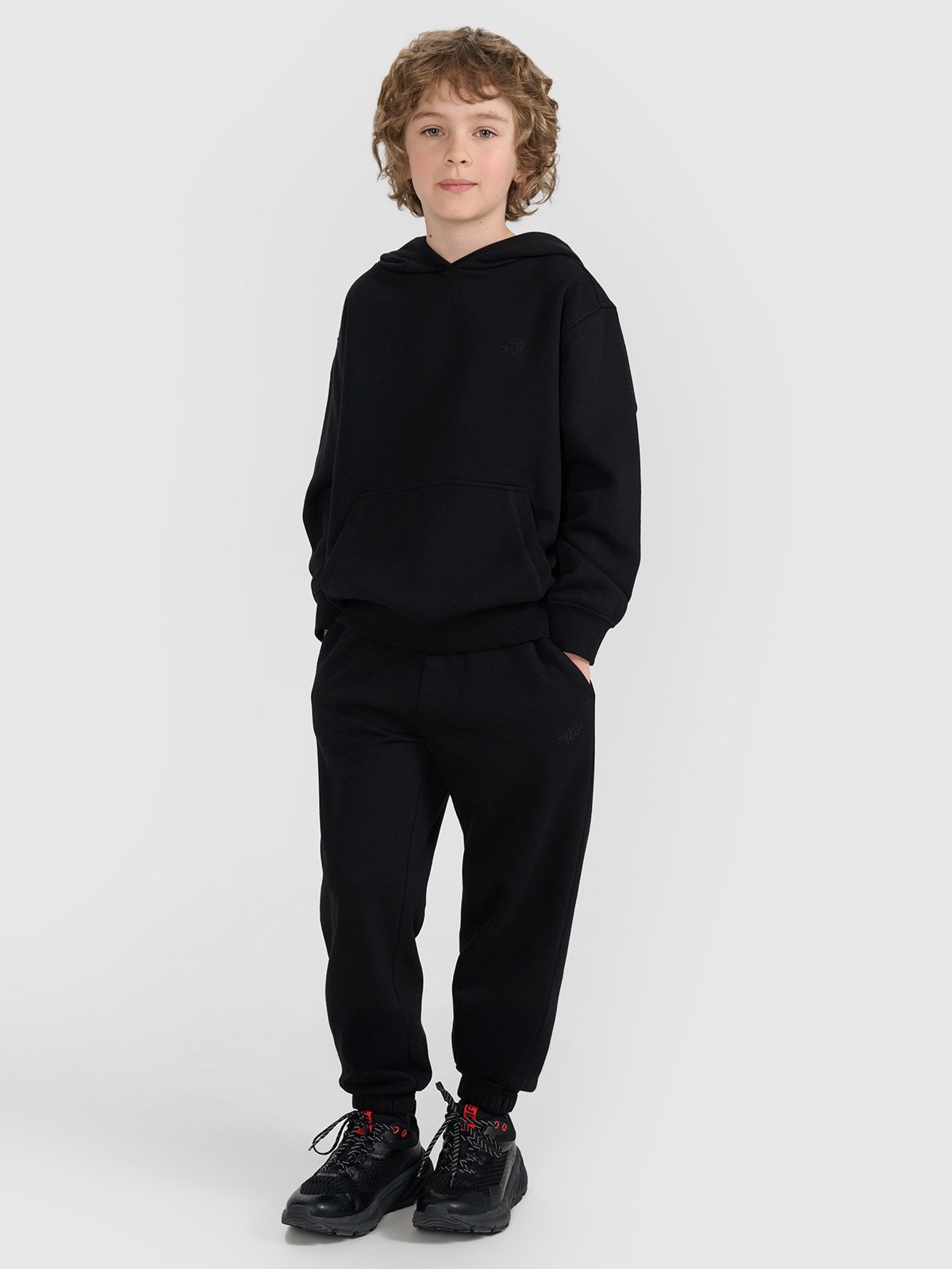 4F Spodnie dresowe joggery chłopięce - czarne 140 (9-10 lat)