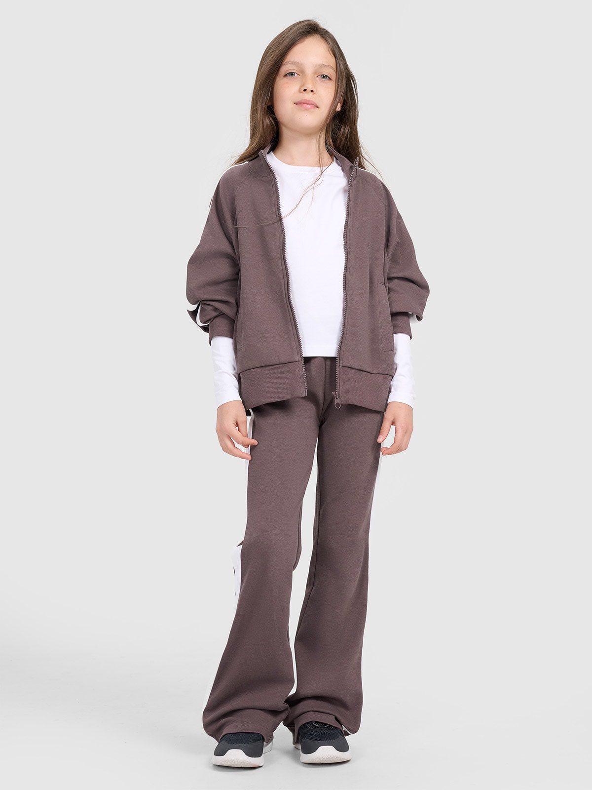 4F Spodnie dresowe z rozszerzanymi nogawkami dziewczęce - brązowe 140 (9-10 lat)
