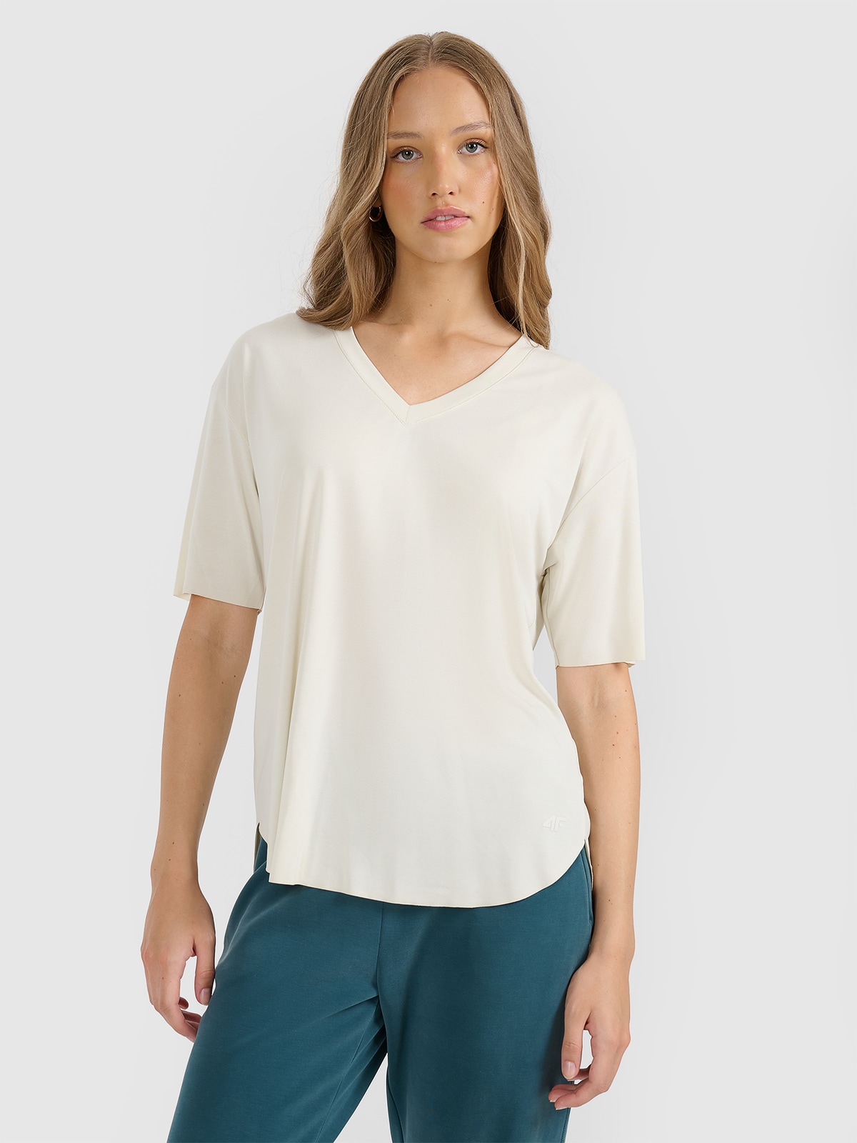 4F T-shirt oversize z modalem damski - beżowy XS