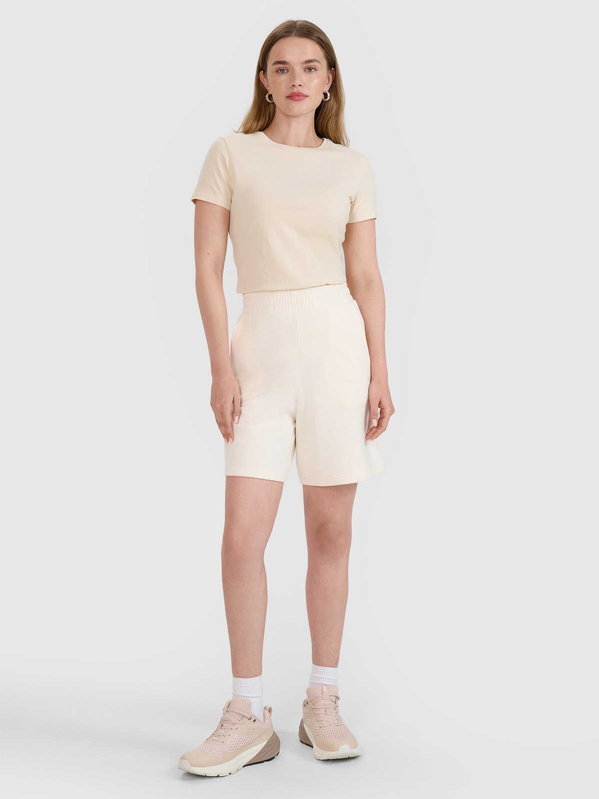 4F Spodenki dresowe ze strukturalnej dzianiny damskie - białe XS