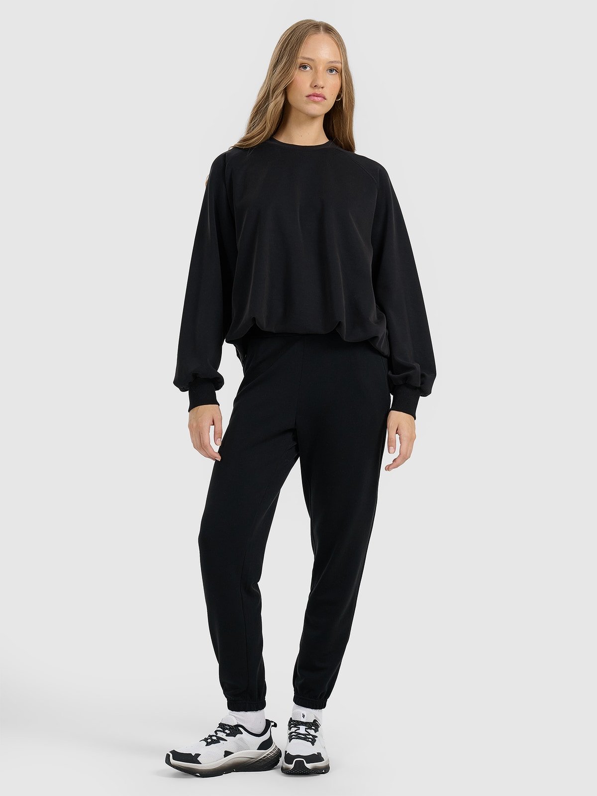 4F Spodnie dresowe joggery z modalem damskie - czarne S