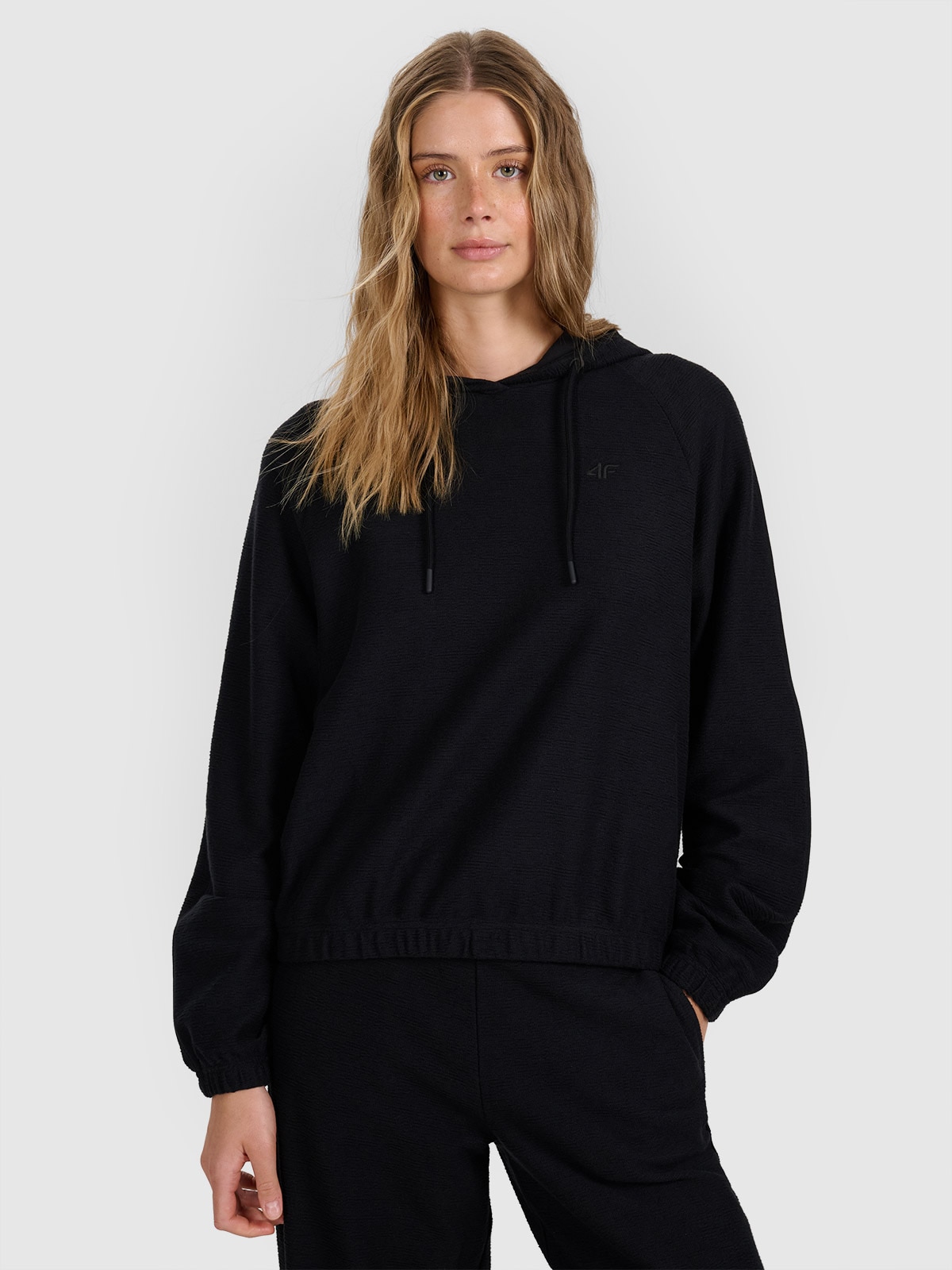 4F Bluza dresowa nierozpinana z kapturem damska - czarna XS