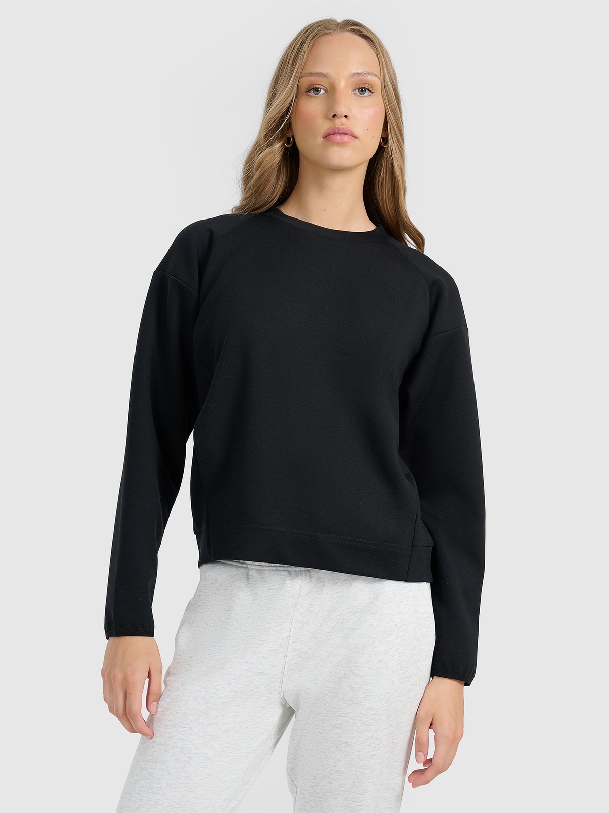 4F Bluza dresowa nierozpinana bez kaptura damska - czarna XS