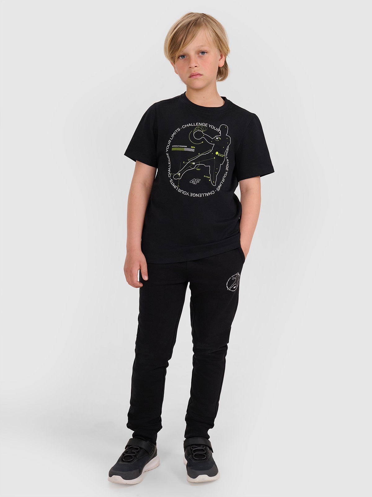 4F Spodnie dresowe joggery chłopięce - czarne 140 (9-10 lat)