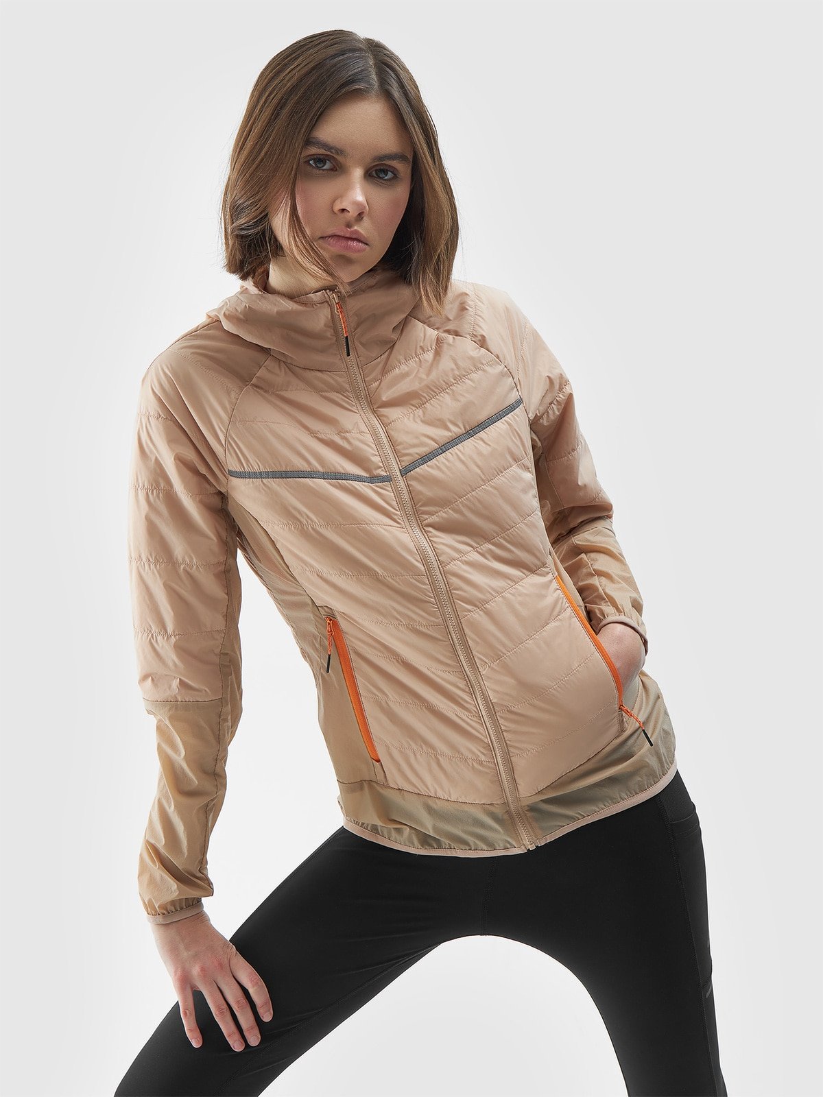 4F Kurtka trekkingowa z wypełnieniem z recyklingu Primaloft Black Insulation Eco damska - beżowa XS