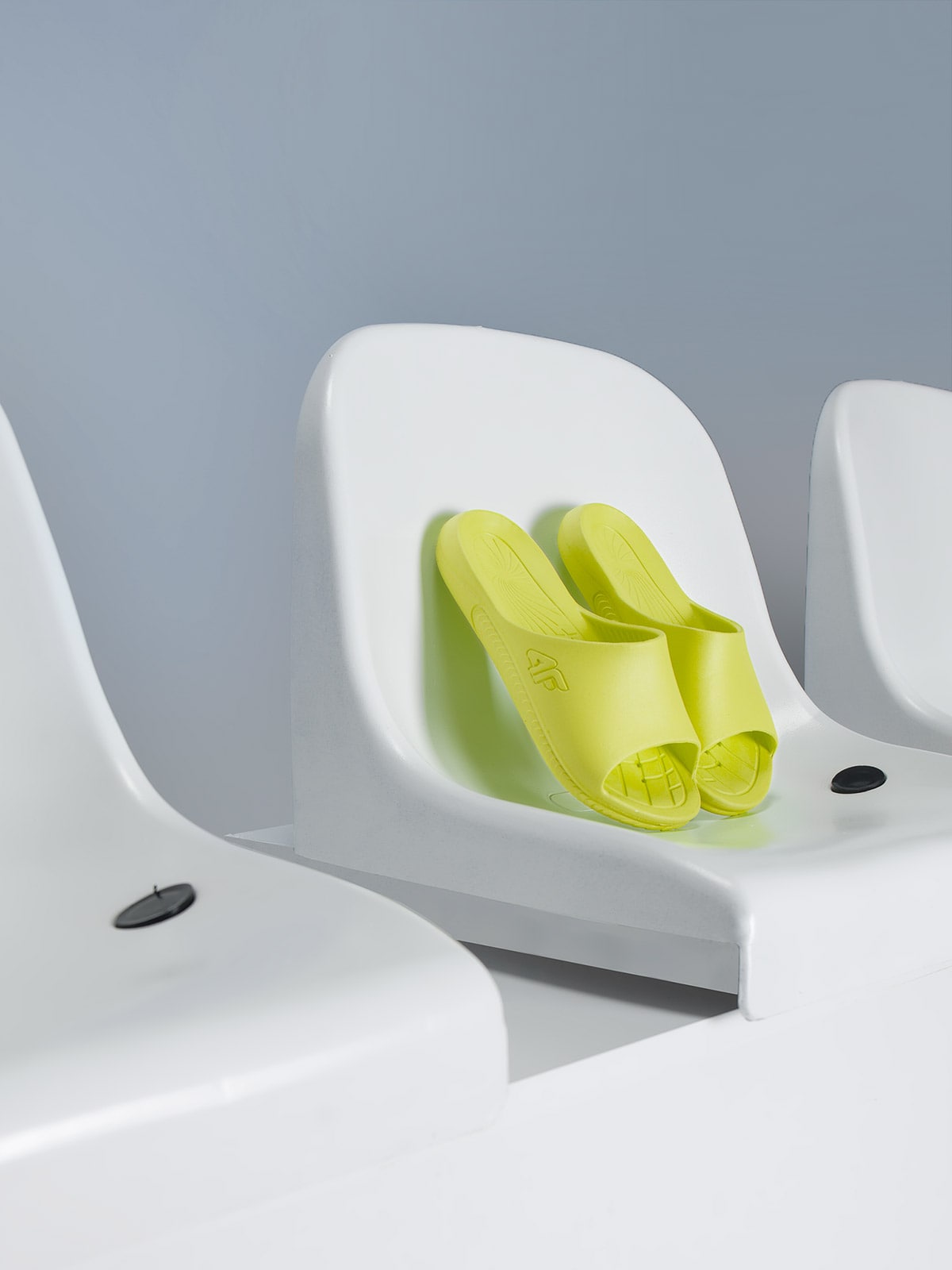 4F Klapki dziecięce uniseks 33