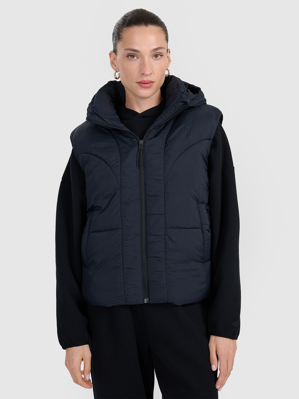 4F Bezrękawnik puchowy z wypełnieniem syntetycznym damski - czarne S