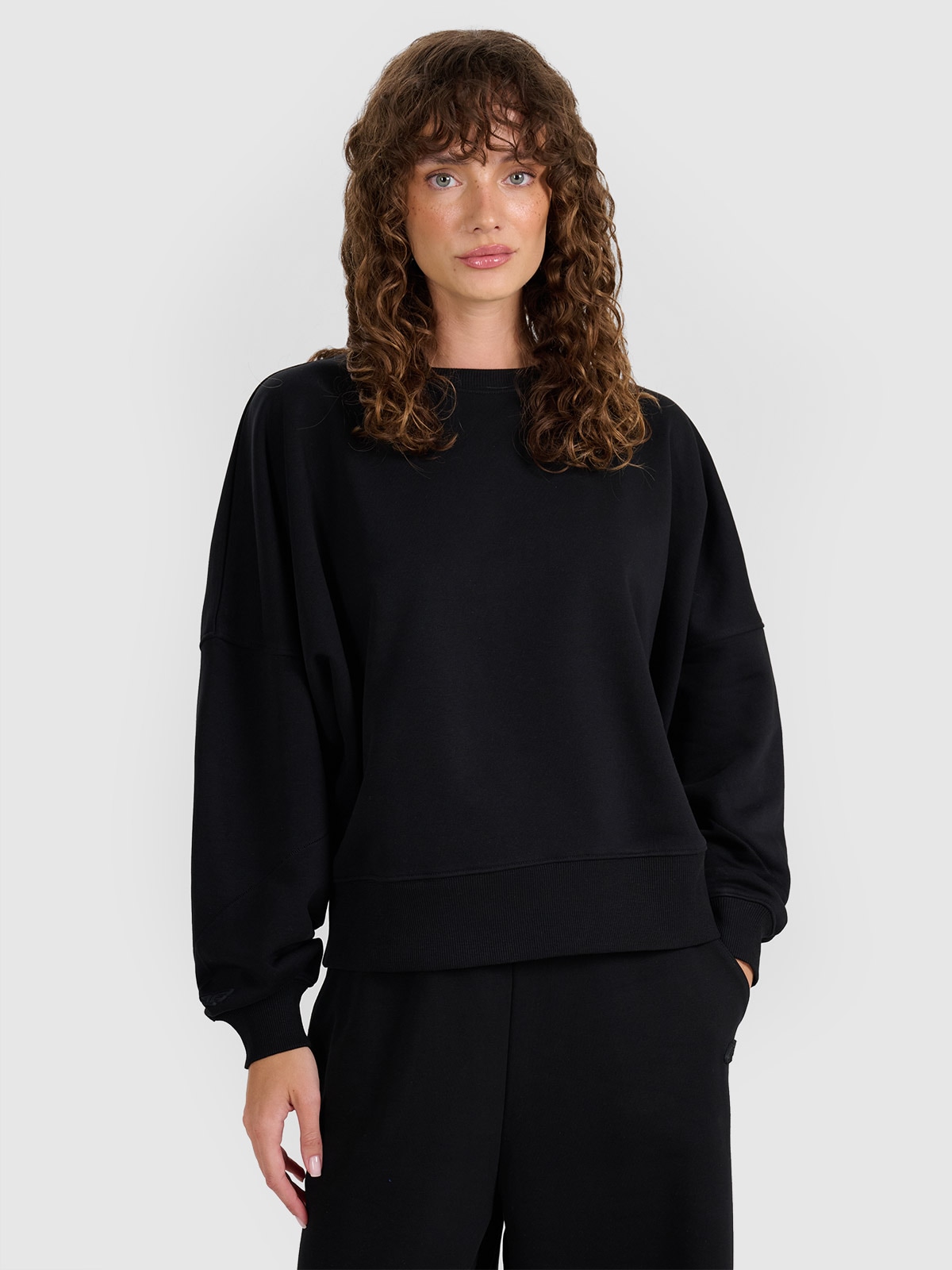 4F Bluza dresowa nierozpinana bez kaptura damska - czarna XL