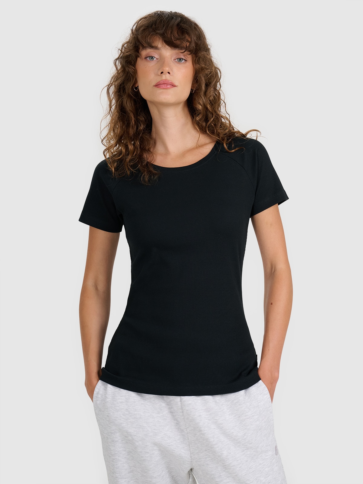 4F T-shirt regular z prążkowanej dzianiny damski - czarny S