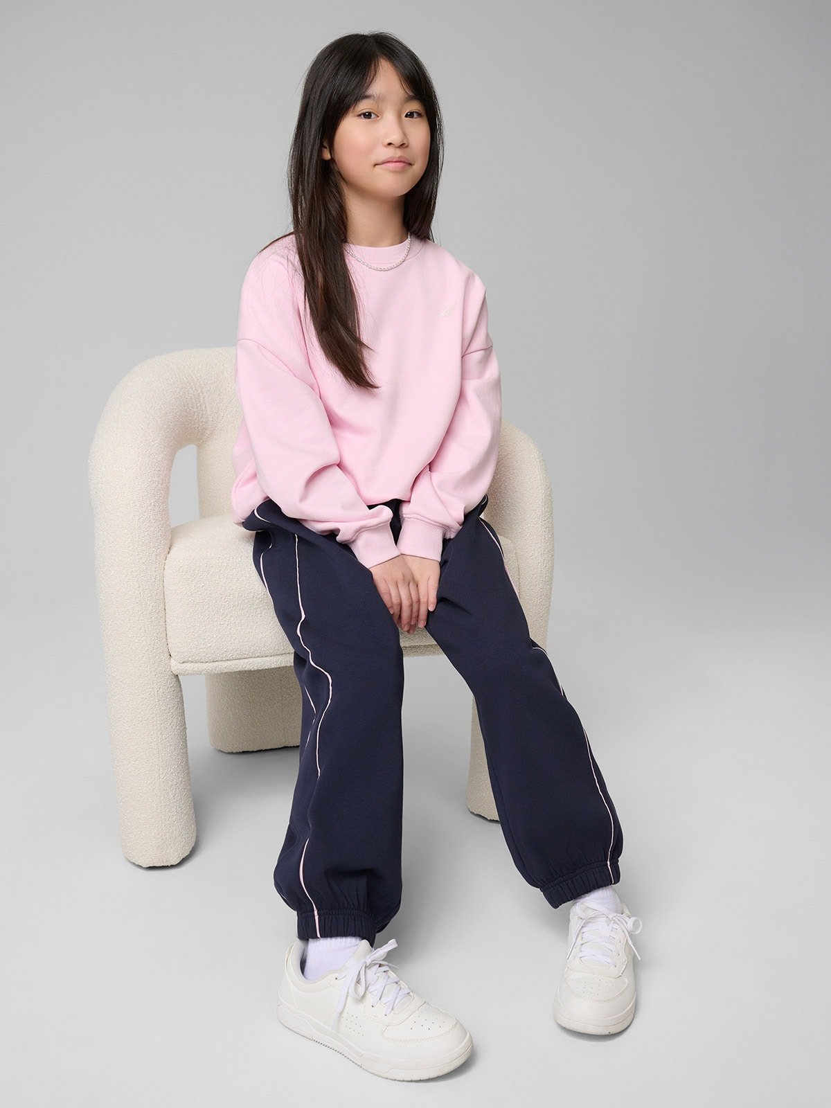 4F Spodnie dresowe joggery dziewczęce - granatowe 134/140 (8-10 lat)