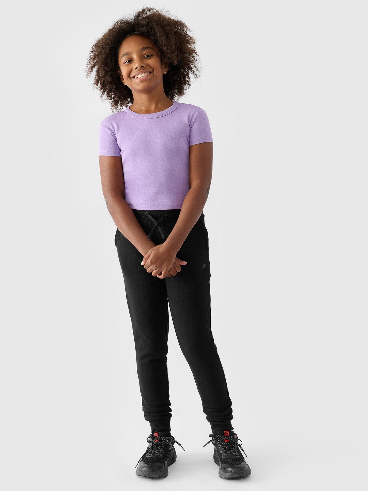 4F Spodnie dresowe joggery dziewczęce - czarne 158 (12-13 lat)