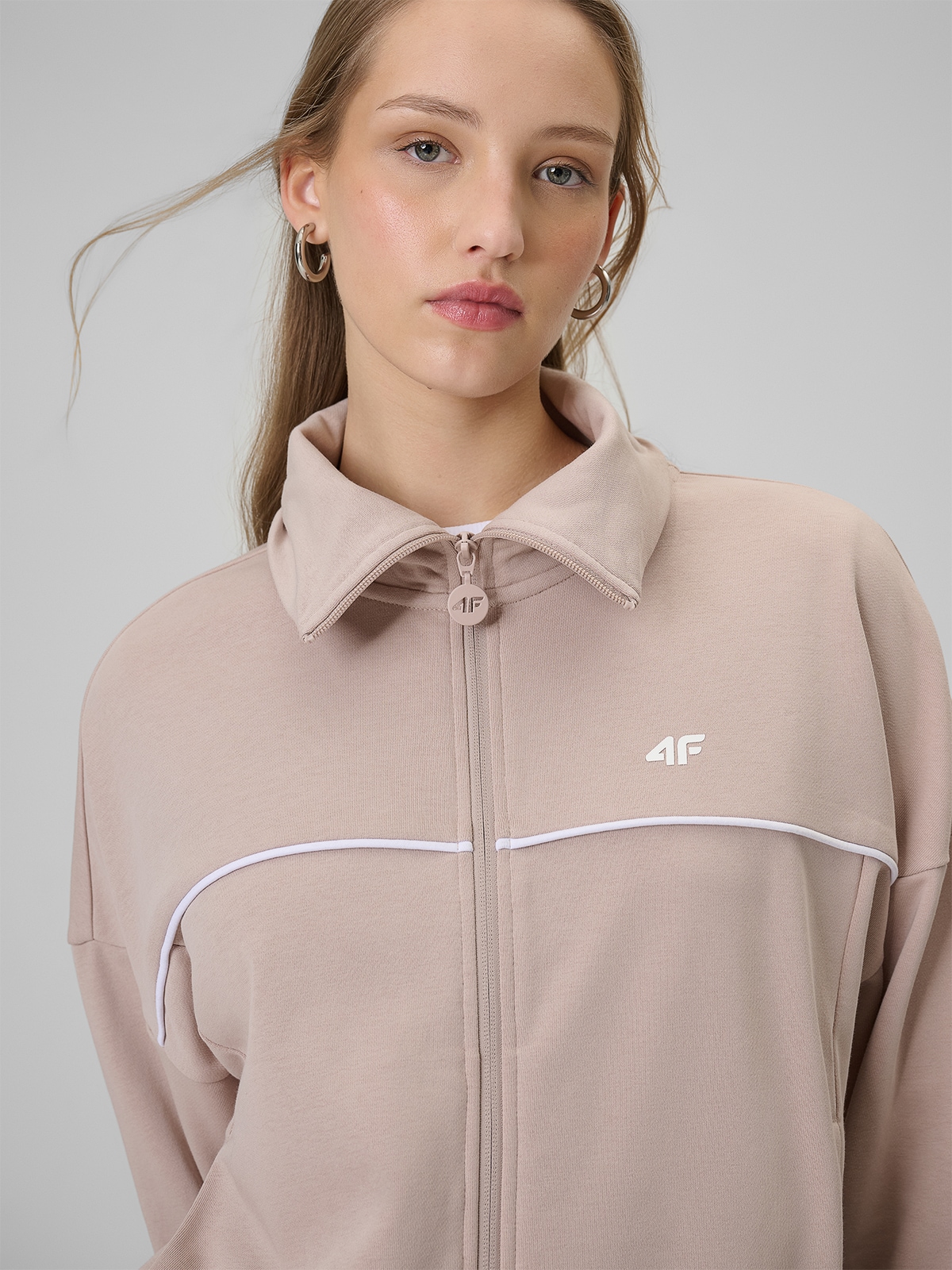 4F Bluza dresowa regular bez kaptura damska - beżowa XS