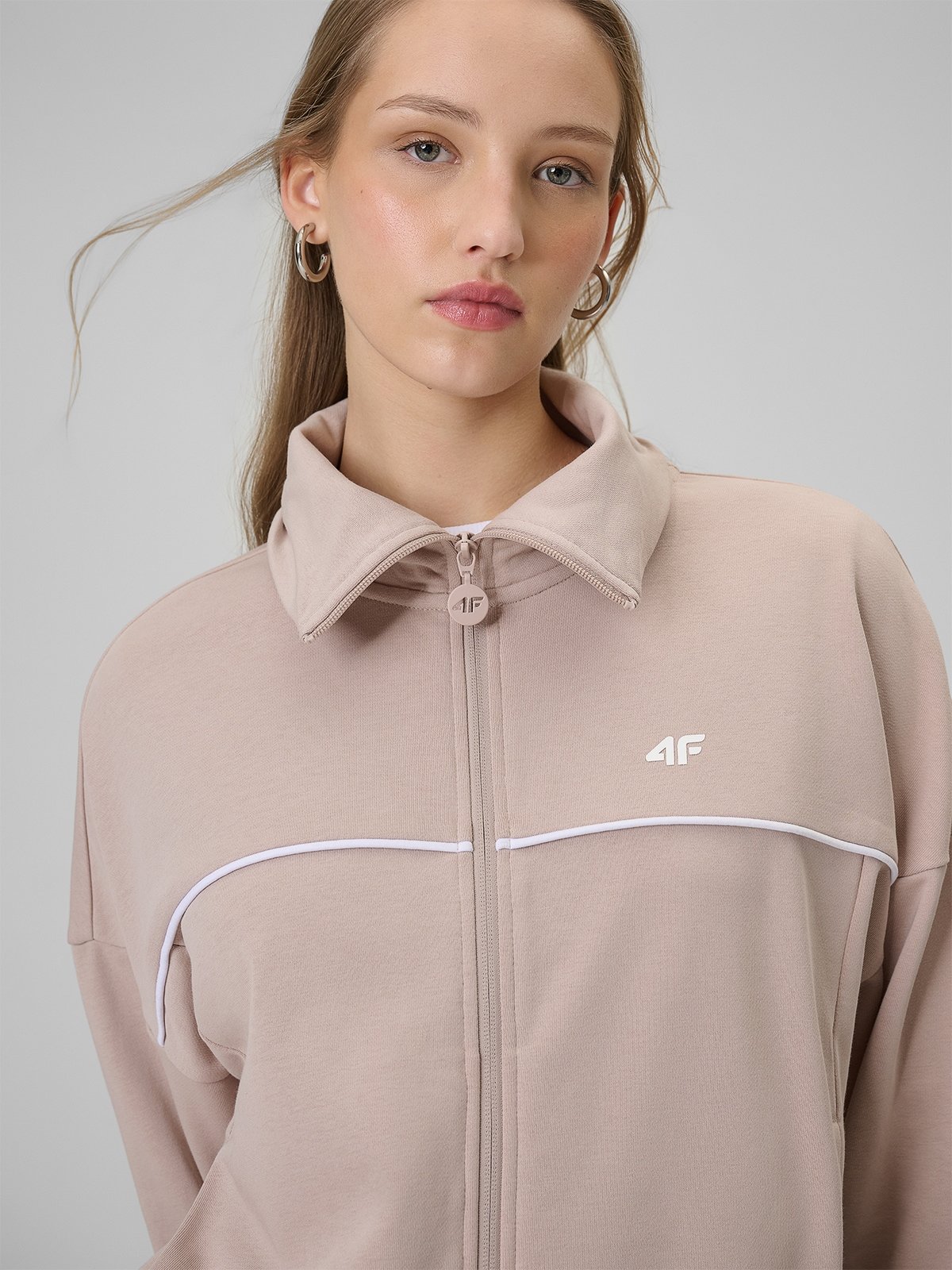 4F Bluza dresowa regular bez kaptura damska - beżowa XS