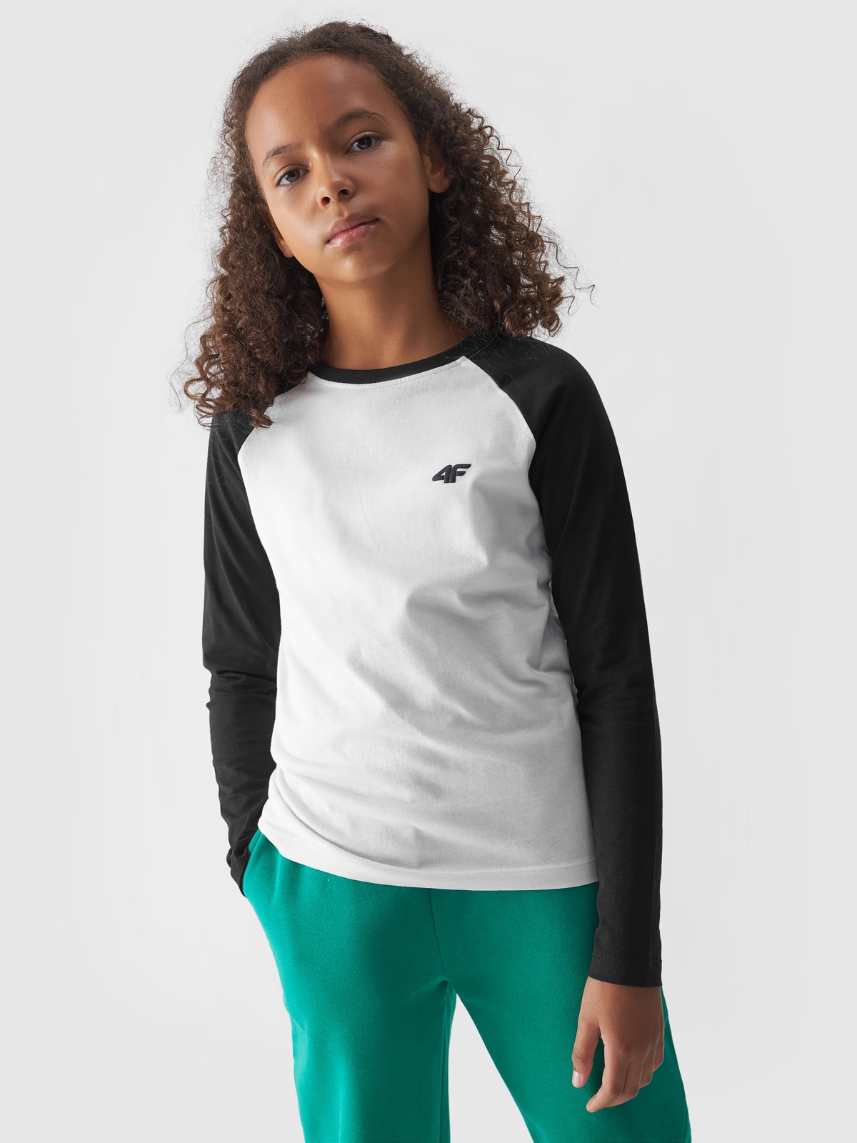 4F Longsleeve regular gładki dziewczęcy - czarny 122 (6-7 lat)