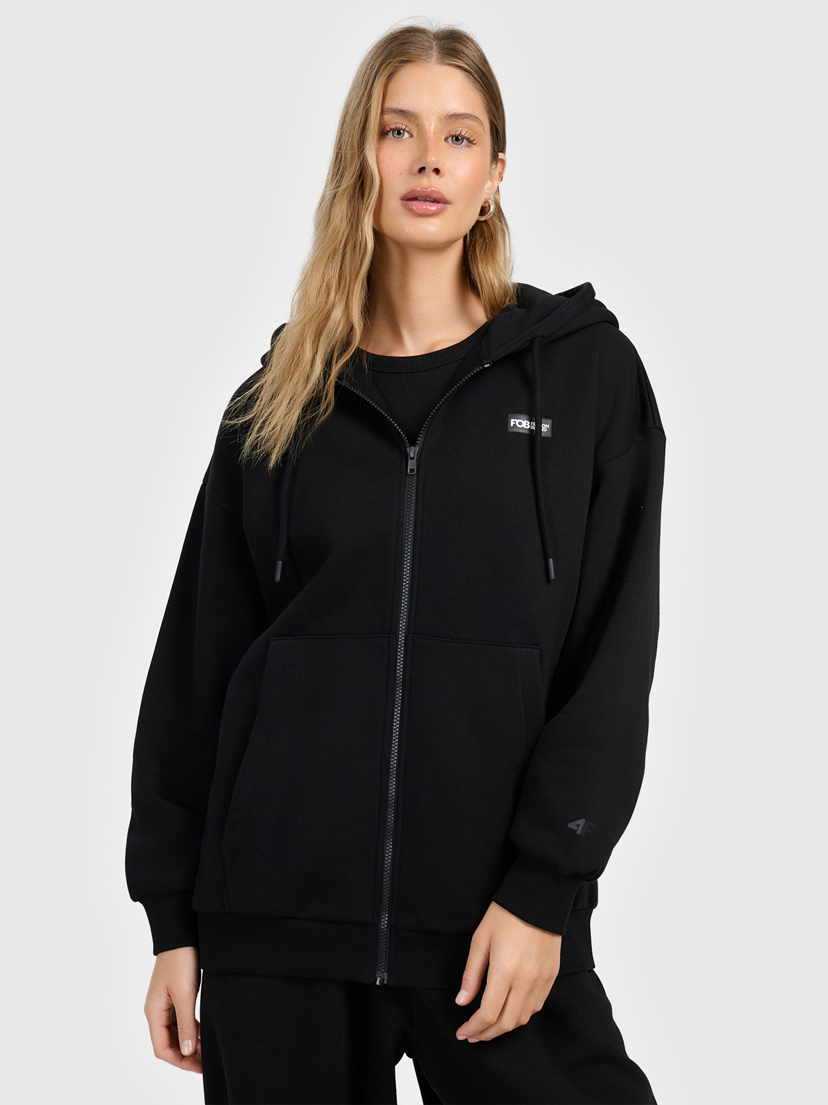 4F Bluza dresowa rozpinana z kapturem damska - czarna S