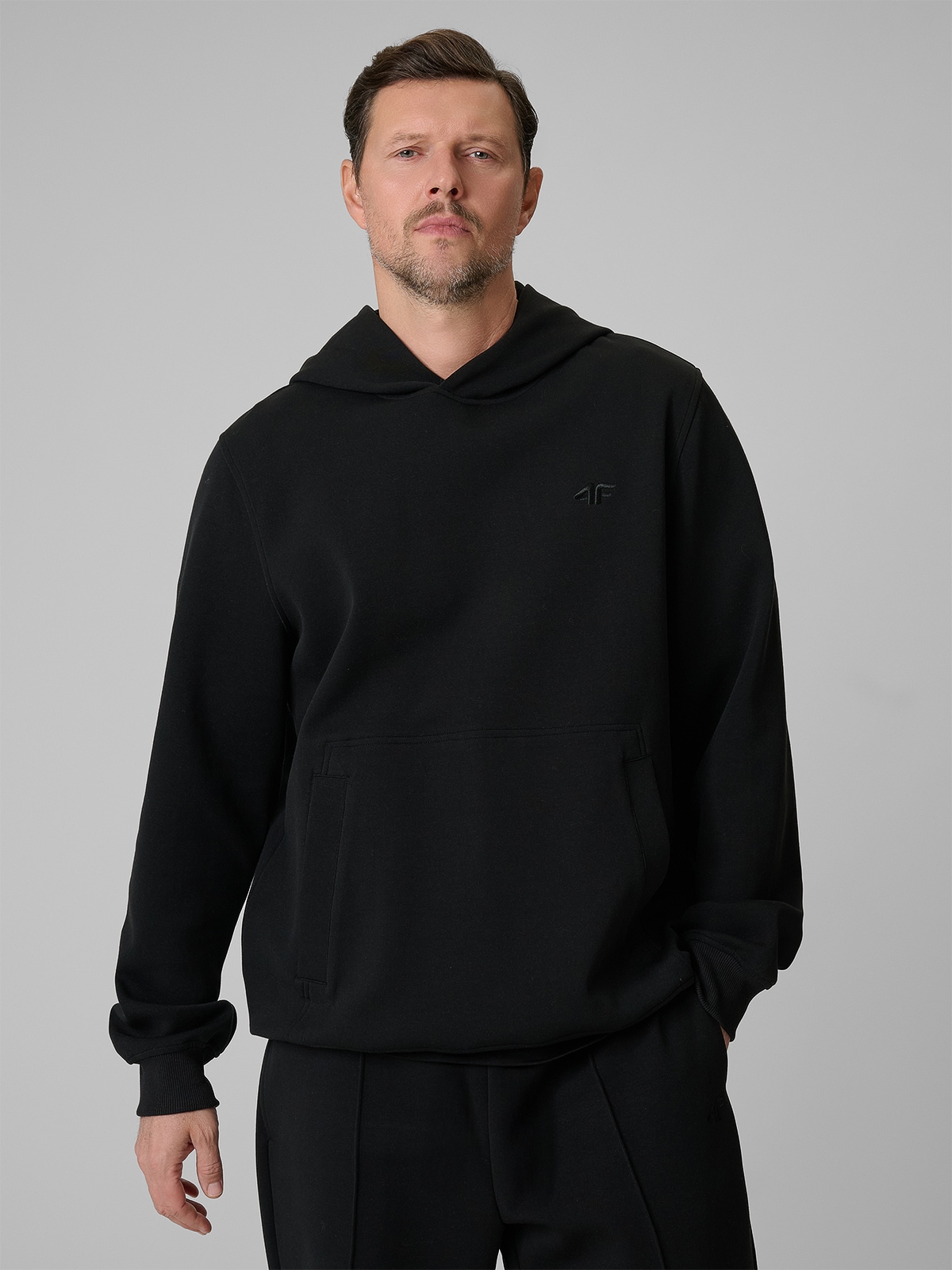 4F Bluza dresowa regular z kapturem męska - czarna XL