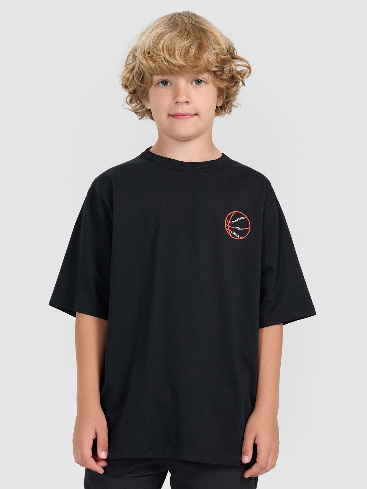 4F T-shirt oversize z nadrukiem chłopięcy - czarny 122 (6-7 lat)