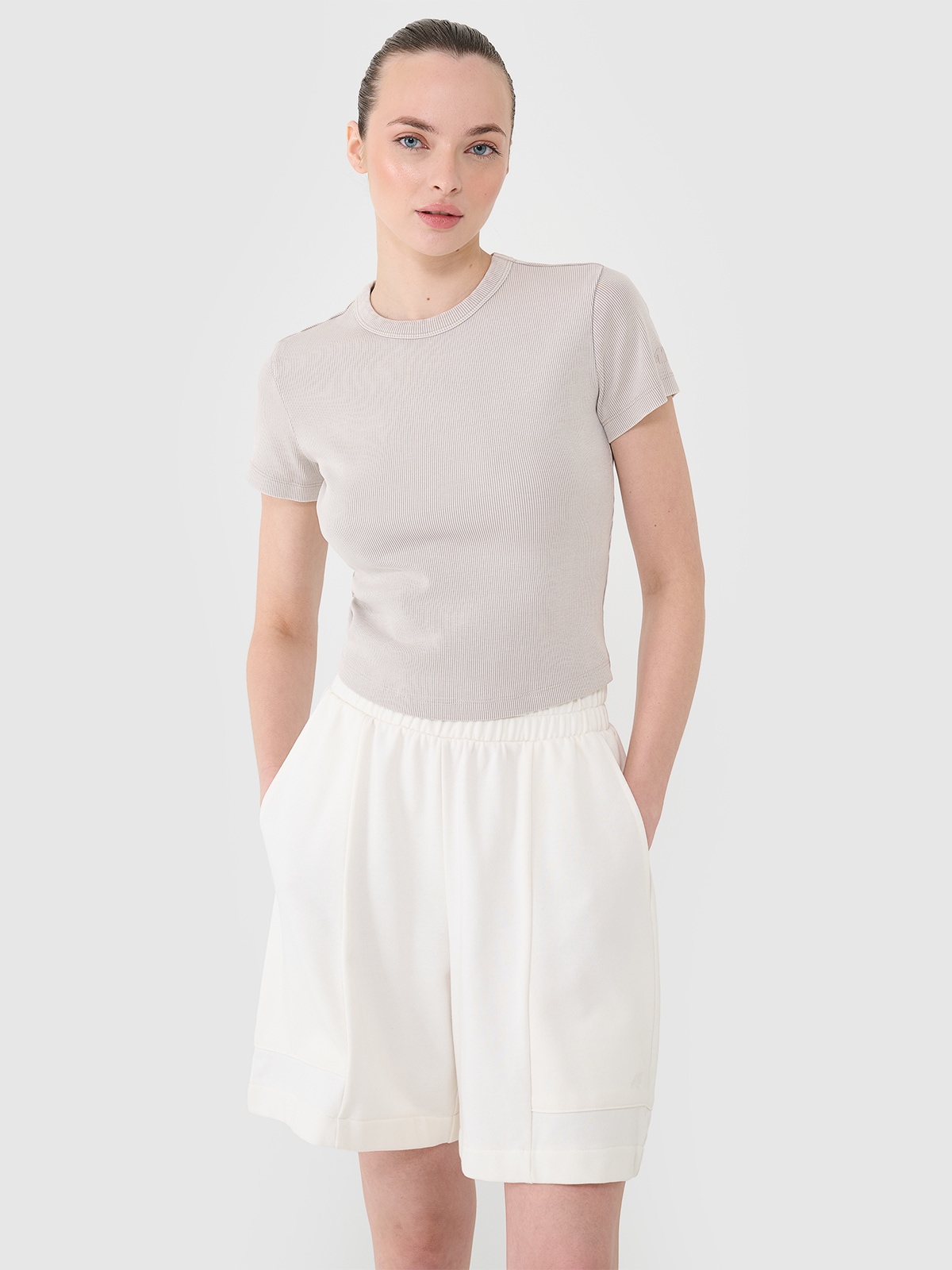 4F T-shirt slim z prążkowanej dzianiny damski - beżowy L