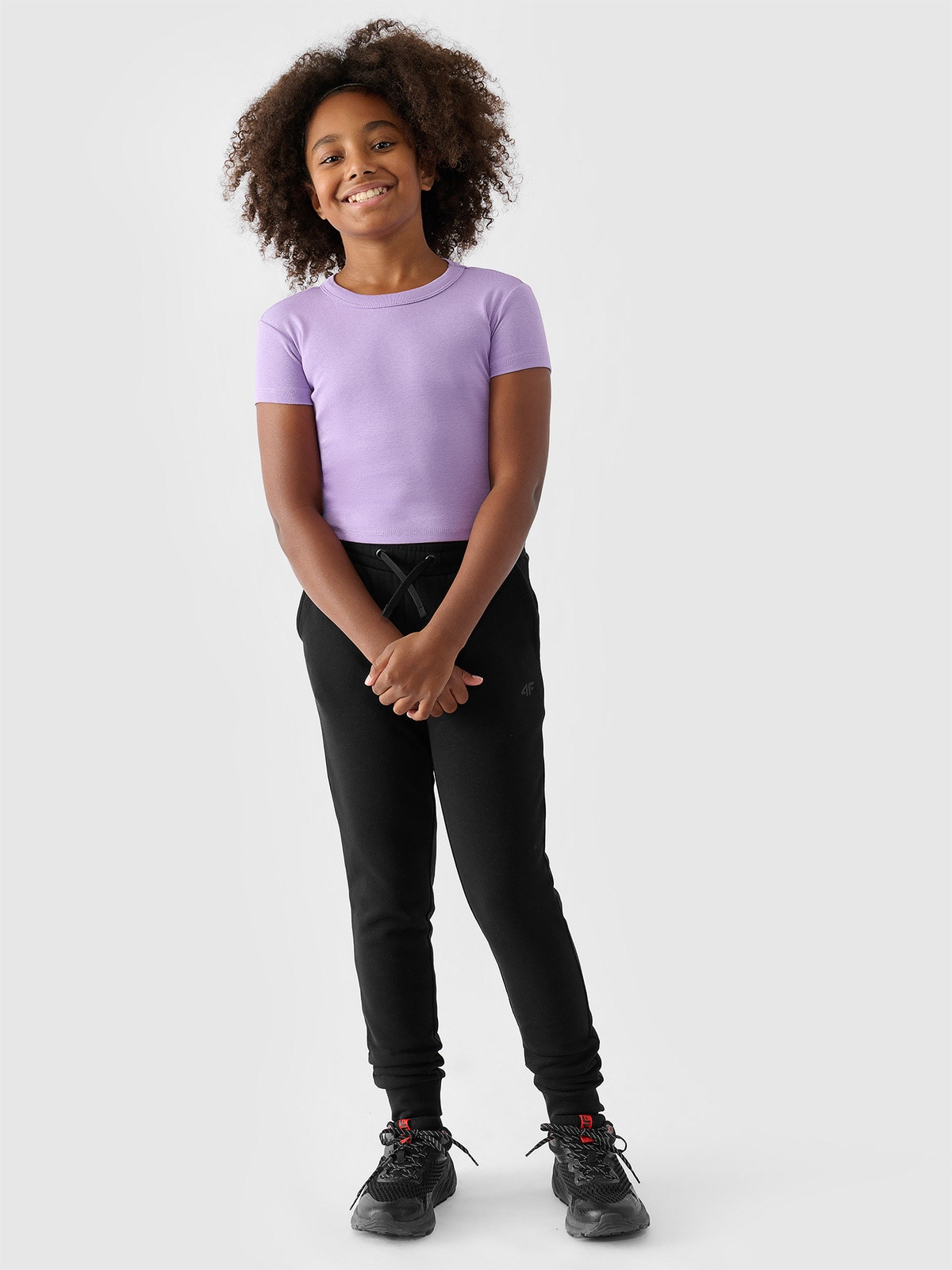 4F Spodnie dresowe joggery dziewczęce - czarne 122 (6-7 lat)